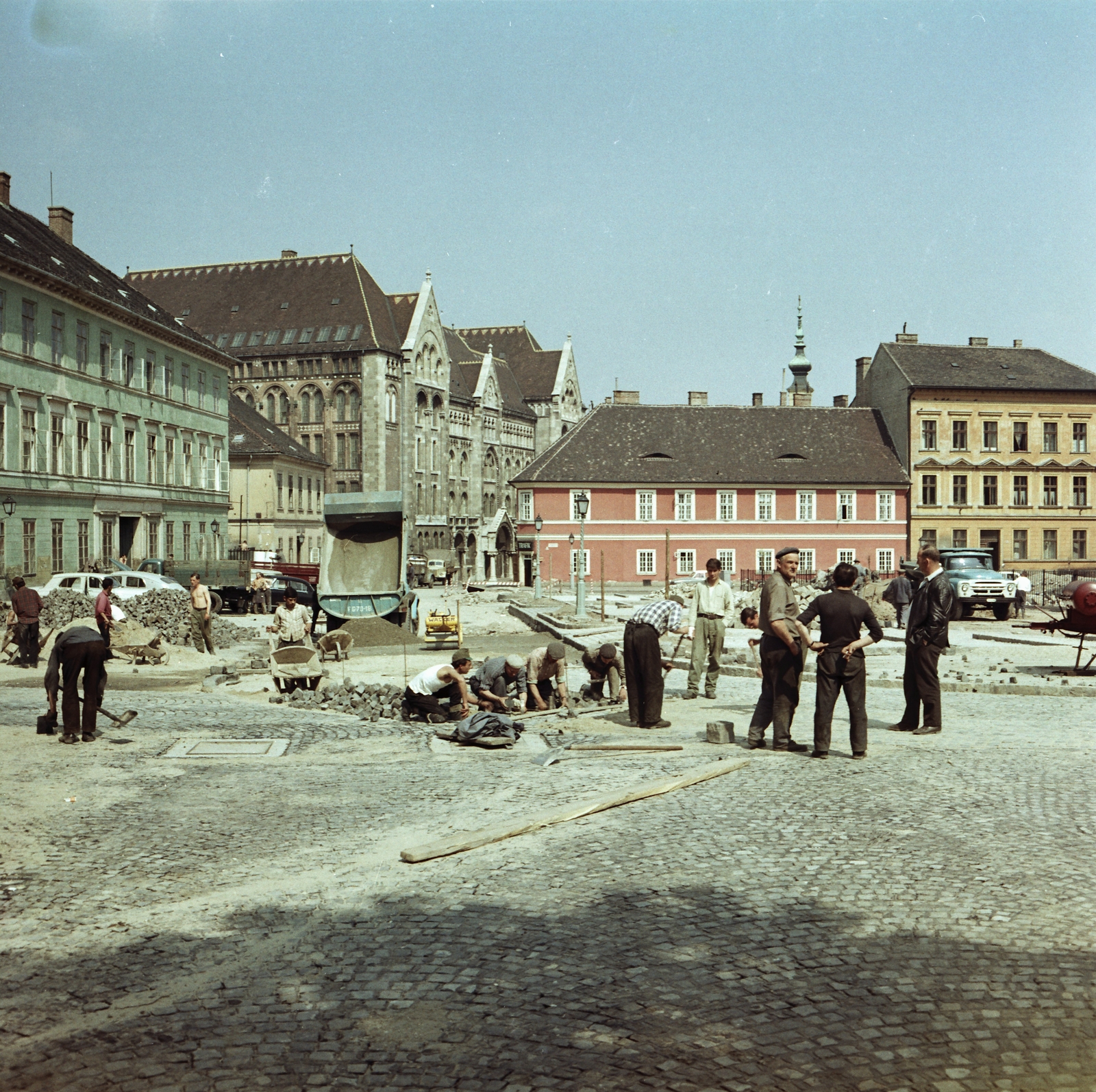 Magyarország, budai Vár, Budapest I., Kapisztrán tér, balra a Magyar Országos Levéltár épülete, jobbra a Budavári Evangélikus templom tornya látható., 1971, FŐMTERV, Domonkos Endre, Budapest, építkezés, kockakő, ZIL-márka, ZiL-130, színes, Fortepan #252945