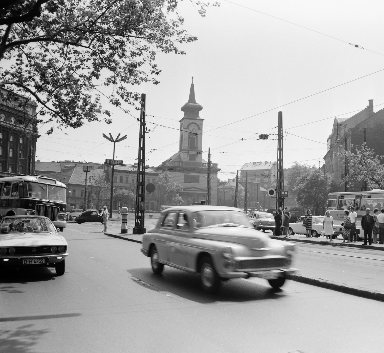 Hungary, Budapest V.,Budapest VIII.,Budapest IX., villamosmegálló a Múzeum körútnál, háttérben Kálvin téri református templom., 1971, FŐMTERV, Budapest, Fortepan #252949