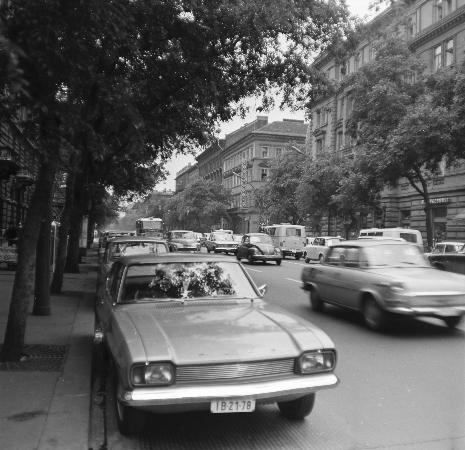 Magyarország, Budapest VI., Andrássy út (Népköztársaság útja) a Divatcsarnok irányából a Nagymező utca felé nézve., 1971, FŐMTERV, Domonkos Endre, rendszám, Budapest, Ford-márka, Fortepan #252955