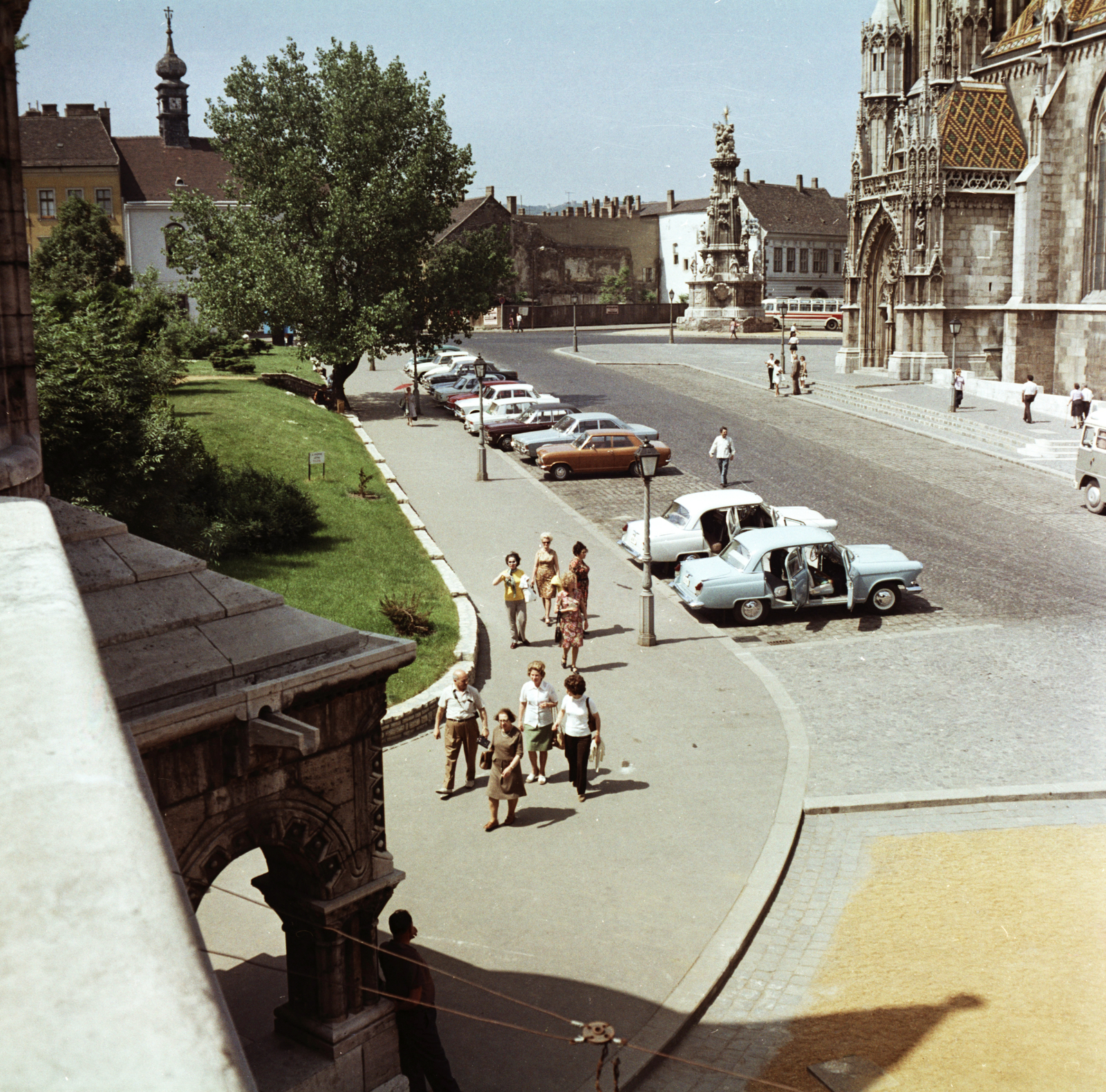 Hungary, Halászbástya, Budapest I., kilátás a Szentháromság térre. Szemben a Szentháromság szobor, jobbra a Mátyás-templom., 1971, FŐMTERV, Budapest, Fortepan #252970