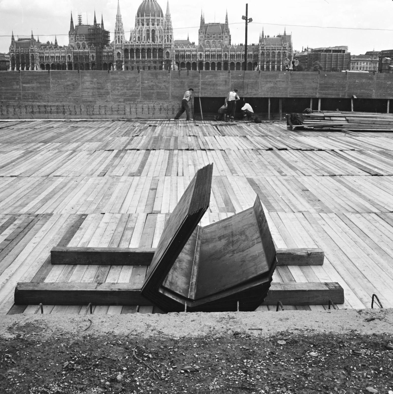 Hungary, Budapest I., Batthyány tér, az aluljáró és a HÉV végállomás építési területe, háttérben a Parlament., 1971, FŐMTERV, Budapest, Fortepan #252974