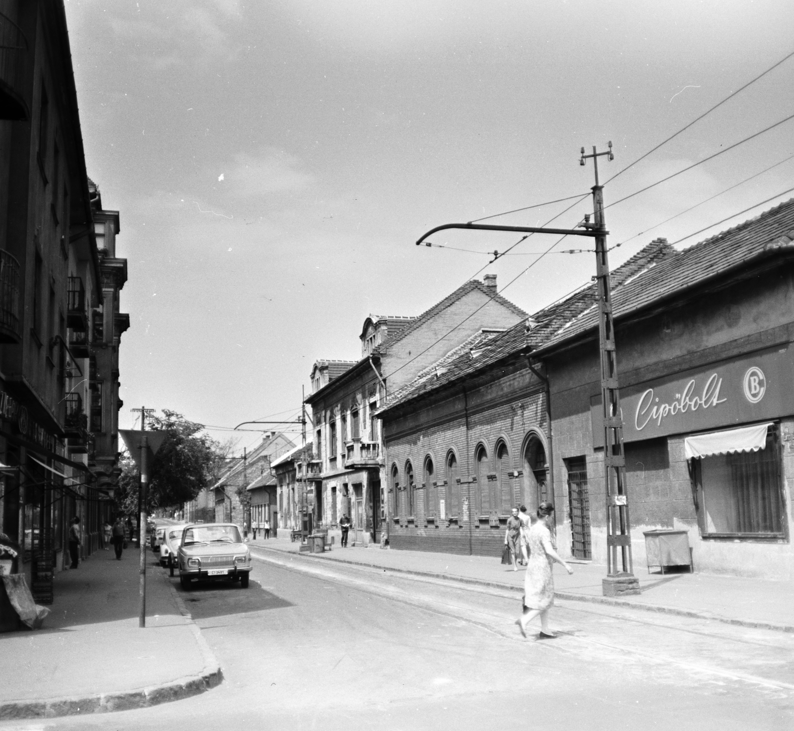 Hungary, Budapest XX., Kossuth Lajos utca, szemben az Ady Endre utca Határ út felé vezető szakasza., 1971, FŐMTERV, Budapest, shoe store, Fortepan #252988