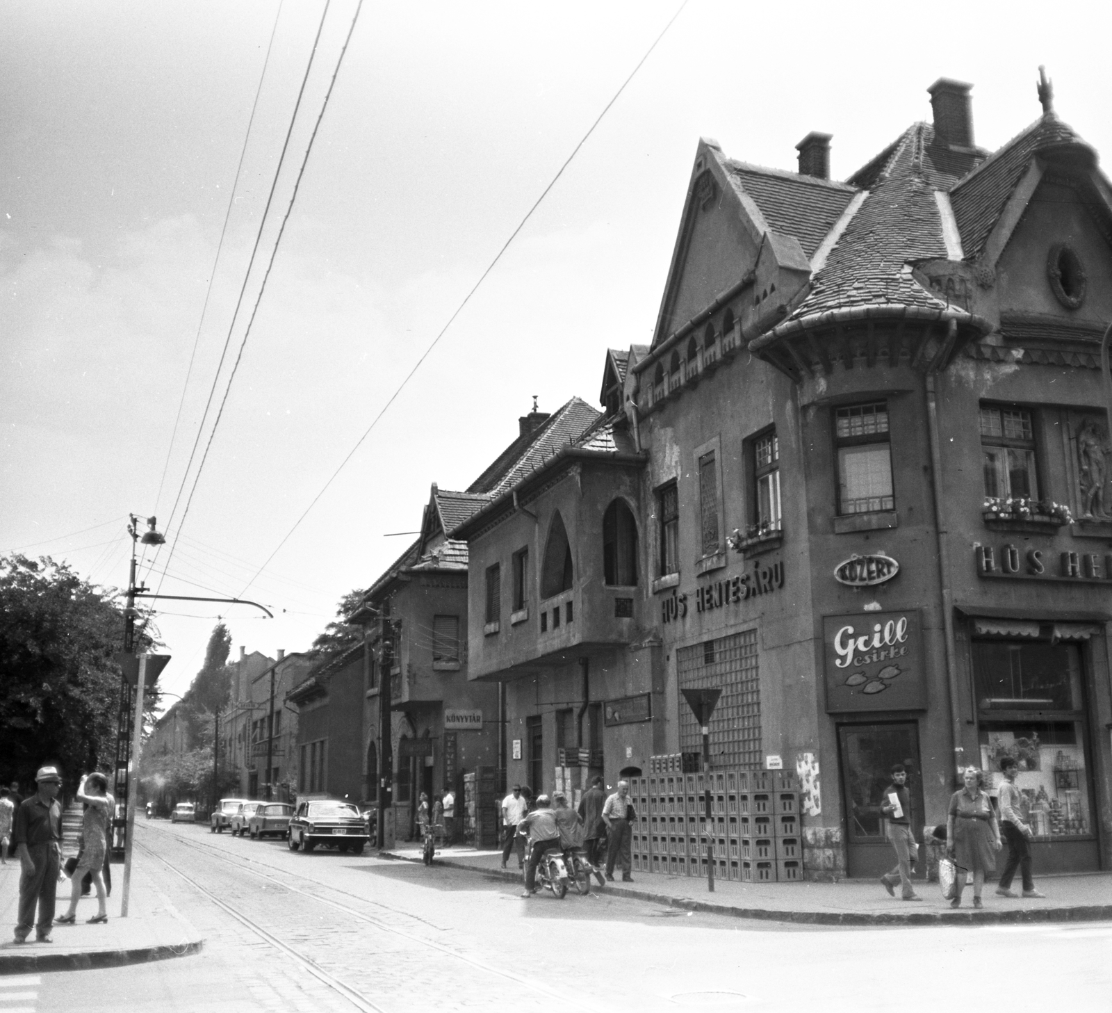 Hungary, Budapest XX., Kossuth Lajos utca, szemben az Ady Endre utca Nagysándor József utca felé vezető szakasza. Jobbra sarkon a Schröder-ház., 1971, FŐMTERV, Budapest, butcher, grilled chicken, Fortepan #252989