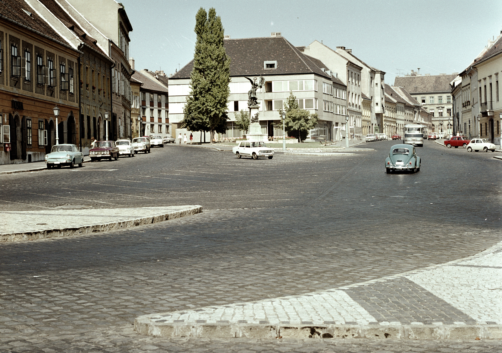 Hungary, Budapest I., Dísz tér, a Honvéd-szobor mögött az Úri utca - Tárnok utca közötti háztömb látható., 1971, FŐMTERV, Budapest, Volkswagen-brand, Volkswagen Beetle, Fortepan #253010