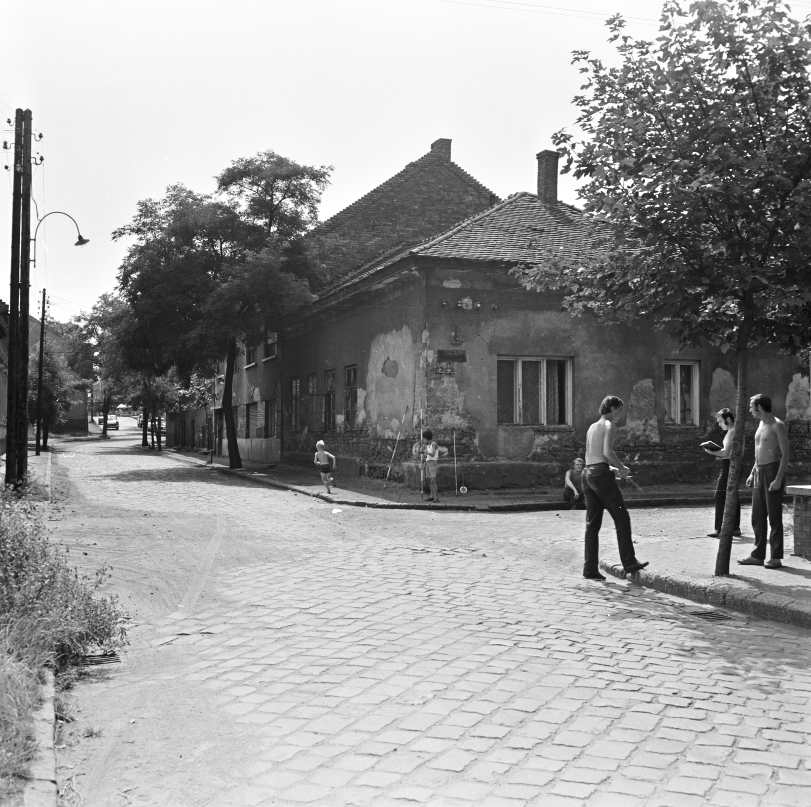Hungary, Budapest XX., Hunyadi utca a Batthyány utcánál a Kossuth Lajos utca felé nézve., 1971, FŐMTERV, Budapest, kids, building, men, wood, street view, pylon, Fortepan #253018