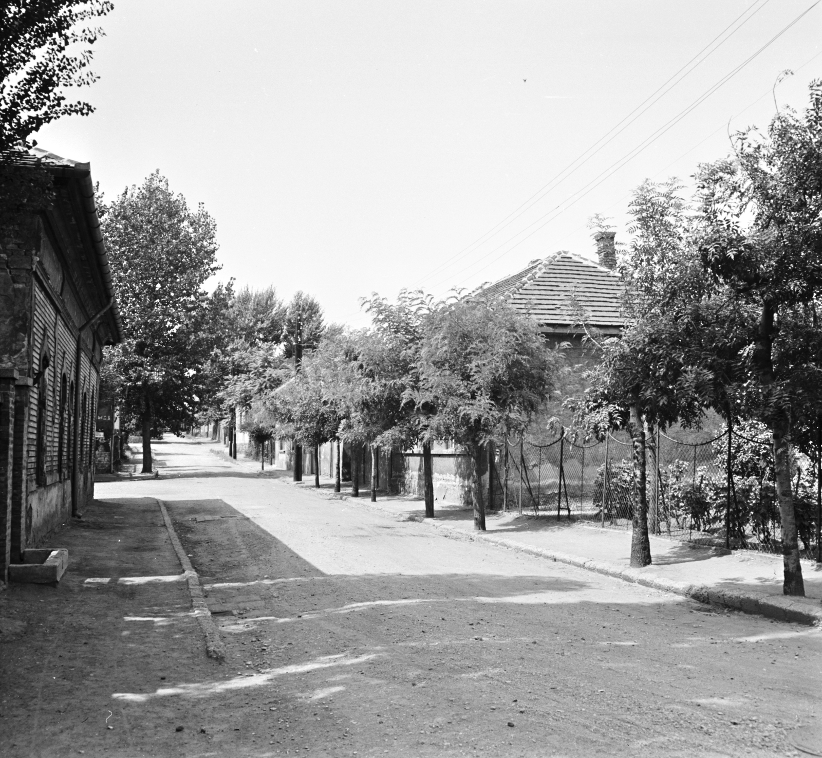Hungary, Budapest XX., Koch Róbert utca a Patak utcától a Baross utca felé nézve, balra az épület mögött a Hitel Márton utca torkolata látszik., 1971, FŐMTERV, Budapest, building, wood, Fortepan #253019