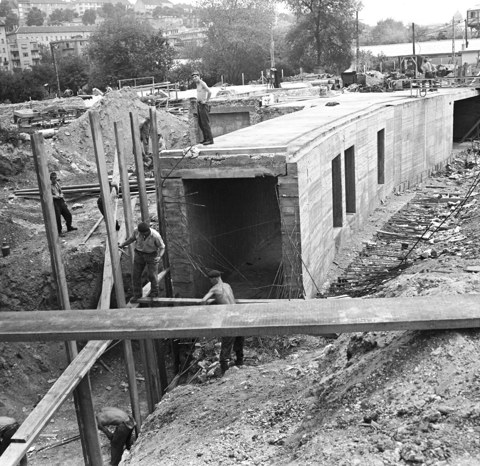 Hungary, Budapest I.,Budapest XII., aluljáró rendszer és közműhálózat építése a Vérmezőnél, a Déli pályaudvar előtt., 1971, FŐMTERV, Budapest, construction, utilities, worker, Fortepan #253023
