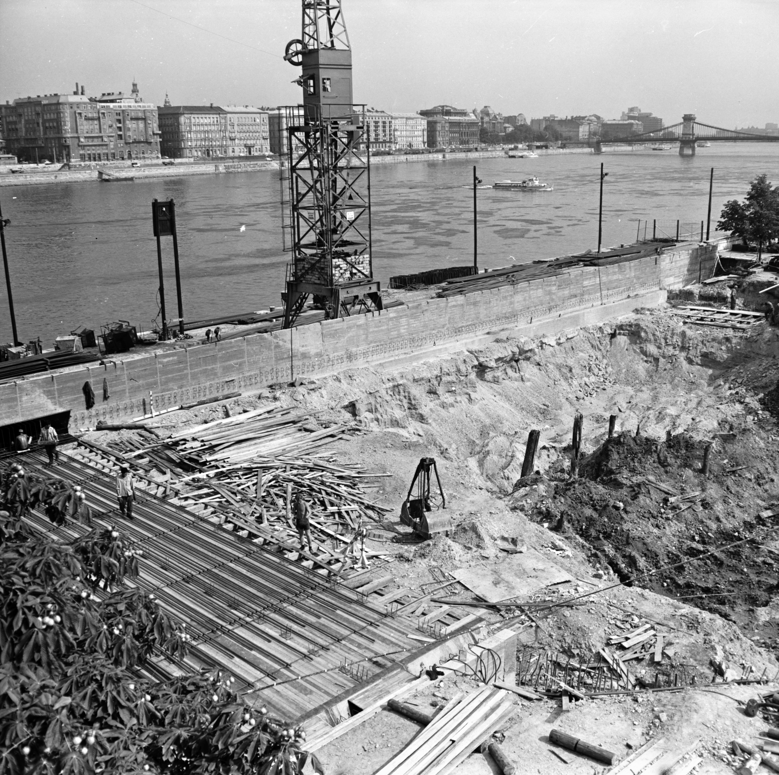 Magyarország, Budapest I.,Budapest V., Batthyány tér, az aluljáró és a HÉV végállomás építési területe, távolabb a Széchenyi Lánchíd., 1971, FŐMTERV, Domonkos Endre, Budapest, Duna, függőhíd, Fortepan #253024