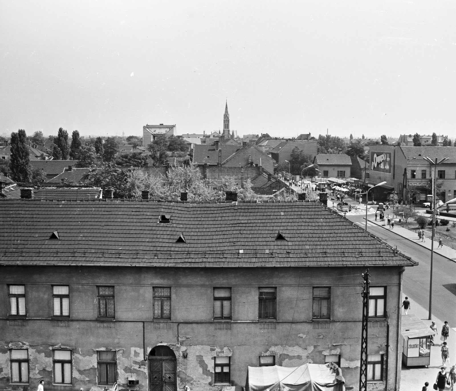 Hungary, Budapest XX., kilátás a Kossuth Lajos utcai sávház lapostetőjéről a Petőfi utca felé. Jobbra a Kossuth Lajos utca és a Kossuth Lajos tér, háttérben az Árpád-házi Szent Erzsébet-templom tornya látszik., 1971, FŐMTERV, Budapest, building, street view, tower, pedestrian, church, Fortepan #253025