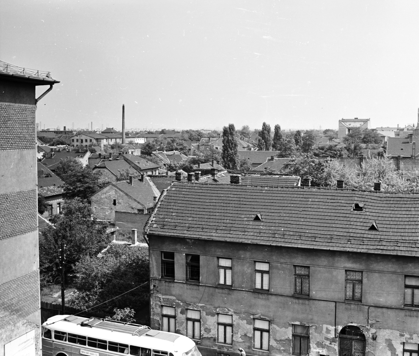 Hungary, Budapest XX., kilátás a Kossuth Lajos utcai sávház lapostetőjéről az Ady Endre utcai harisnyagyár felé, a kép bal szélén a Petőfi utcai Zálogház., 1971, FŐMTERV, Budapest, building, flat roof, factory chimney, Fortepan #253026