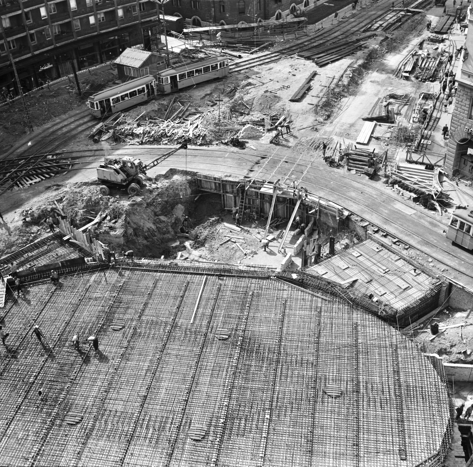 Hungary, Budapest VIII.,Budapest IX., rálátás az Üllői út - Nagykörút kereszteződésénél épülő aluljáróra., 1971, FŐMTERV, Budapest, construction, tram, intersection, Fortepan #253027
