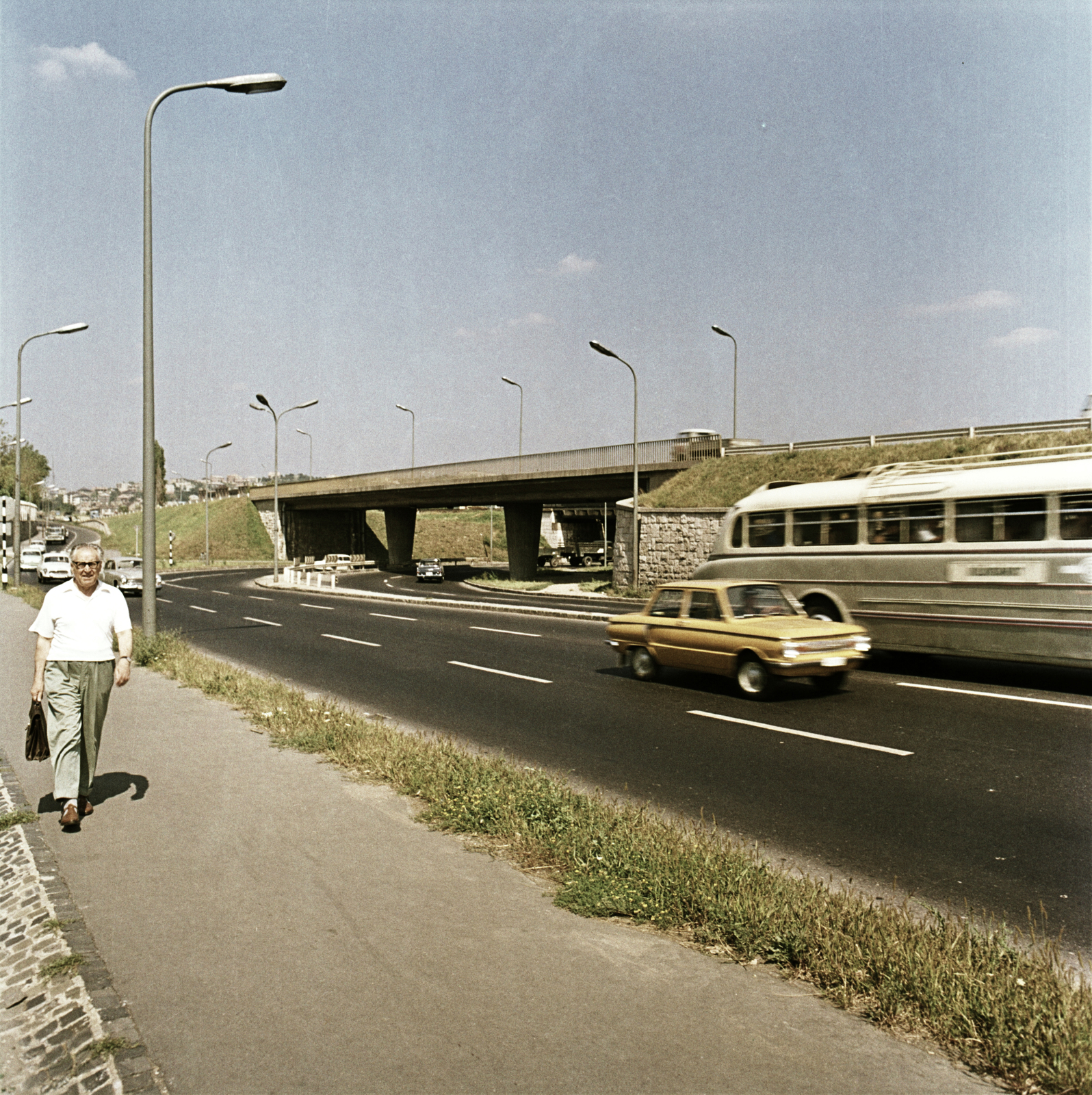 Hungary, Budapest XI., Budaörsi út, jobbra a Nagyszőlős út feletti közúti felüljáró látható., 1971, FŐMTERV, Budapest, overpass, automobile, Fortepan #253031