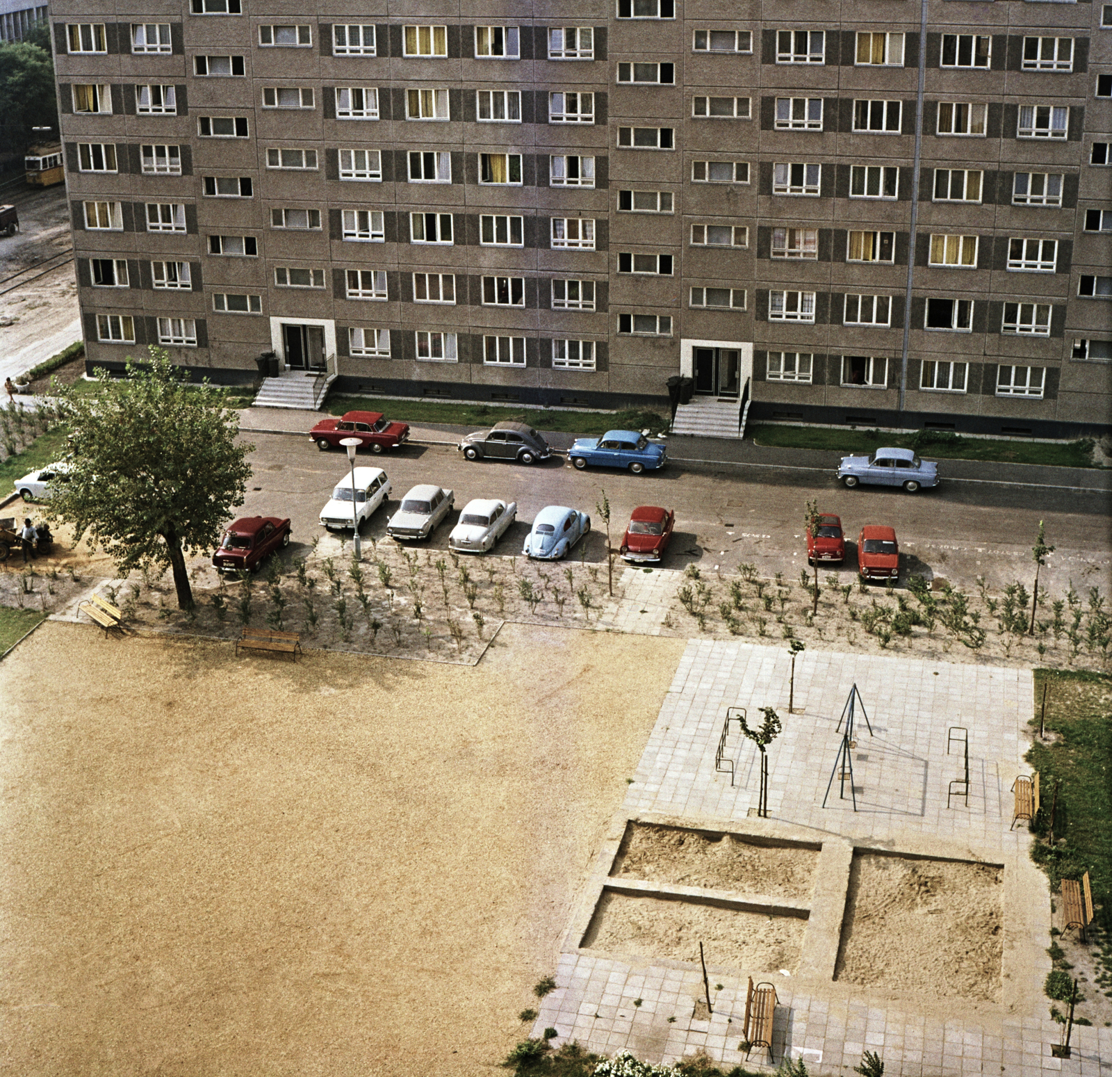 Hungary, Budapest XI., kilátás a Fehérvári út 135. szám alatti épületből, szemben a 147. és 157. számú épület első két lépcsőháza., 1971, FŐMTERV, Budapest, building, wood, car park, view, playground, automobile, colorful, Fortepan #253032