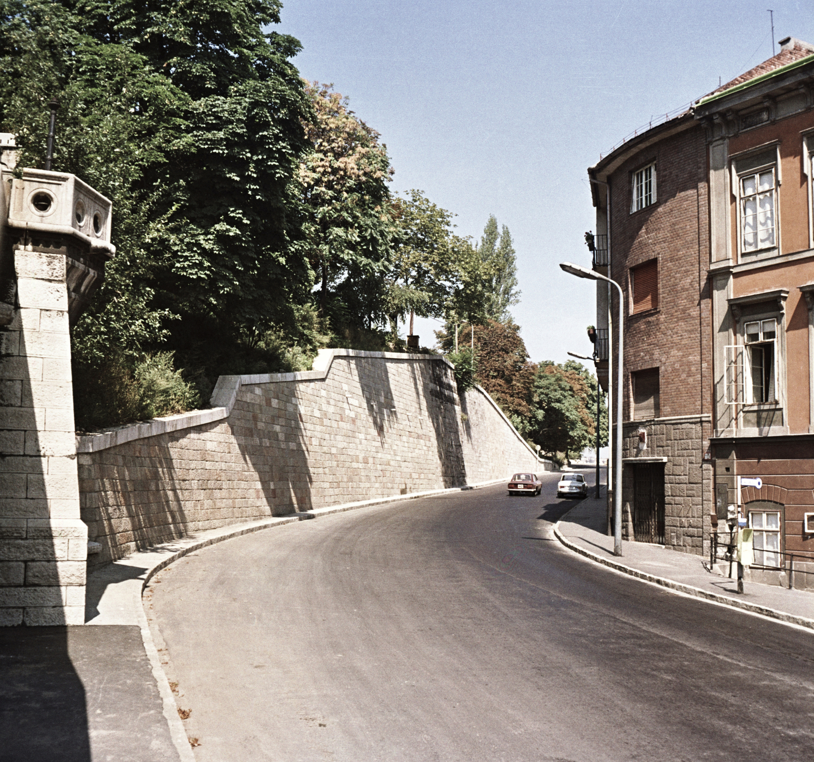 Magyarország, Budapest I., Hunyadi János út a Jezsuita lépcső mellett, jobbra a 23/a és a 21. számú ház részlete látható., 1971, FŐMTERV, Domonkos Endre, Budapest, színes, Fortepan #253041