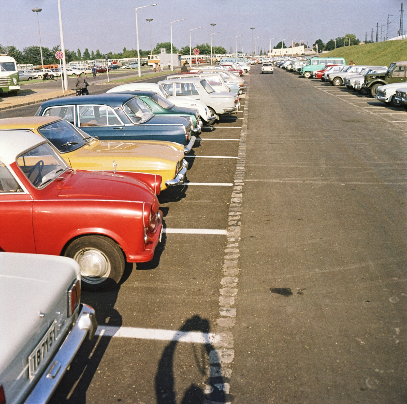 Hungary, Budapest X., Albertirsai út, a BNV parkolója Kőbánya-felső vasútállomásnál., 1976, FŐMTERV, Budapest, colorful, car park, Fortepan #253045