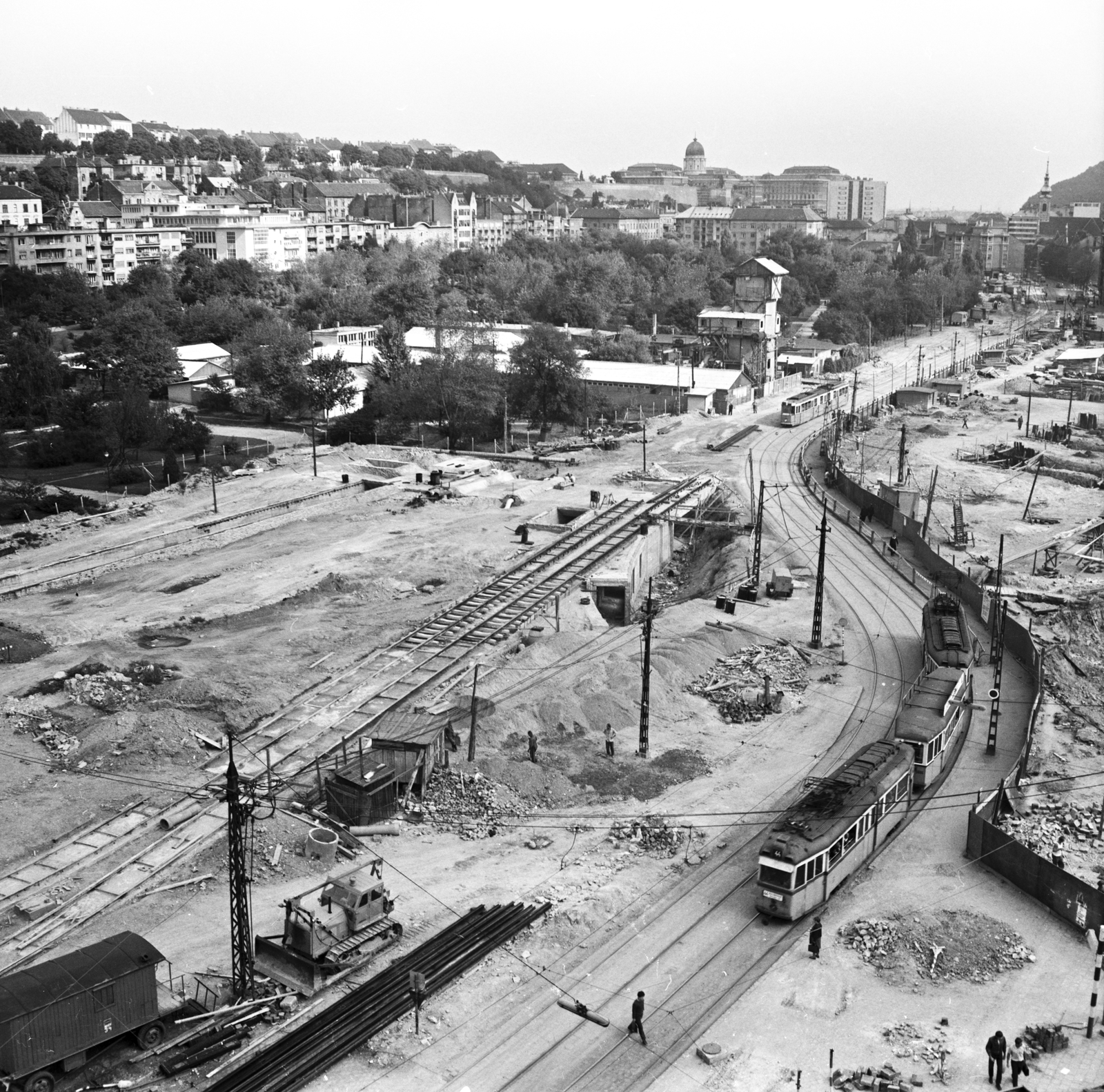 Hungary, Budapest I., rálátás a Vérmezőre és az átépítés alatt álló Krisztina körútra az Alkotás utca 1-es számú házról. Szemben középen a metróépítés területe. Az Attila utca házsora felett a budai Vár., 1971, FŐMTERV, Budapest, Fortepan #253052