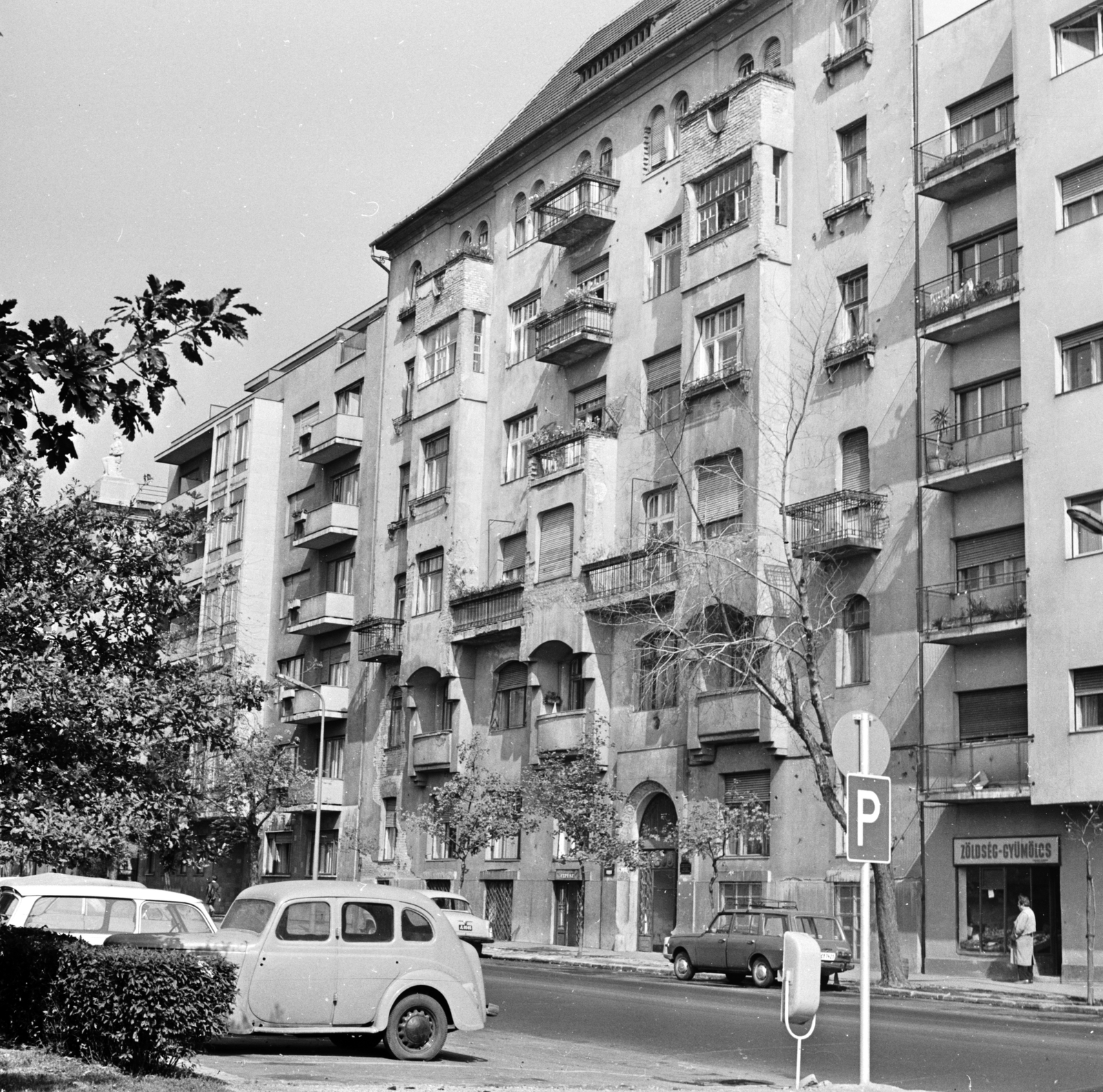 Hungary, Budapest I., Attila út, középen a 129. számú ház., 1971, FŐMTERV, Budapest, greengrocer, street view, car park, trash can, Fortepan #253058