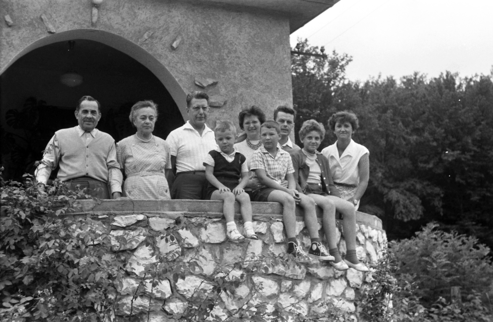 Hungary, Miskolc,Miskolctapolca, Görömbölyi utca 26., 1964, Szánthó Zoltán, tableau, terrace, generations, sitting on a wall, Fortepan #25306