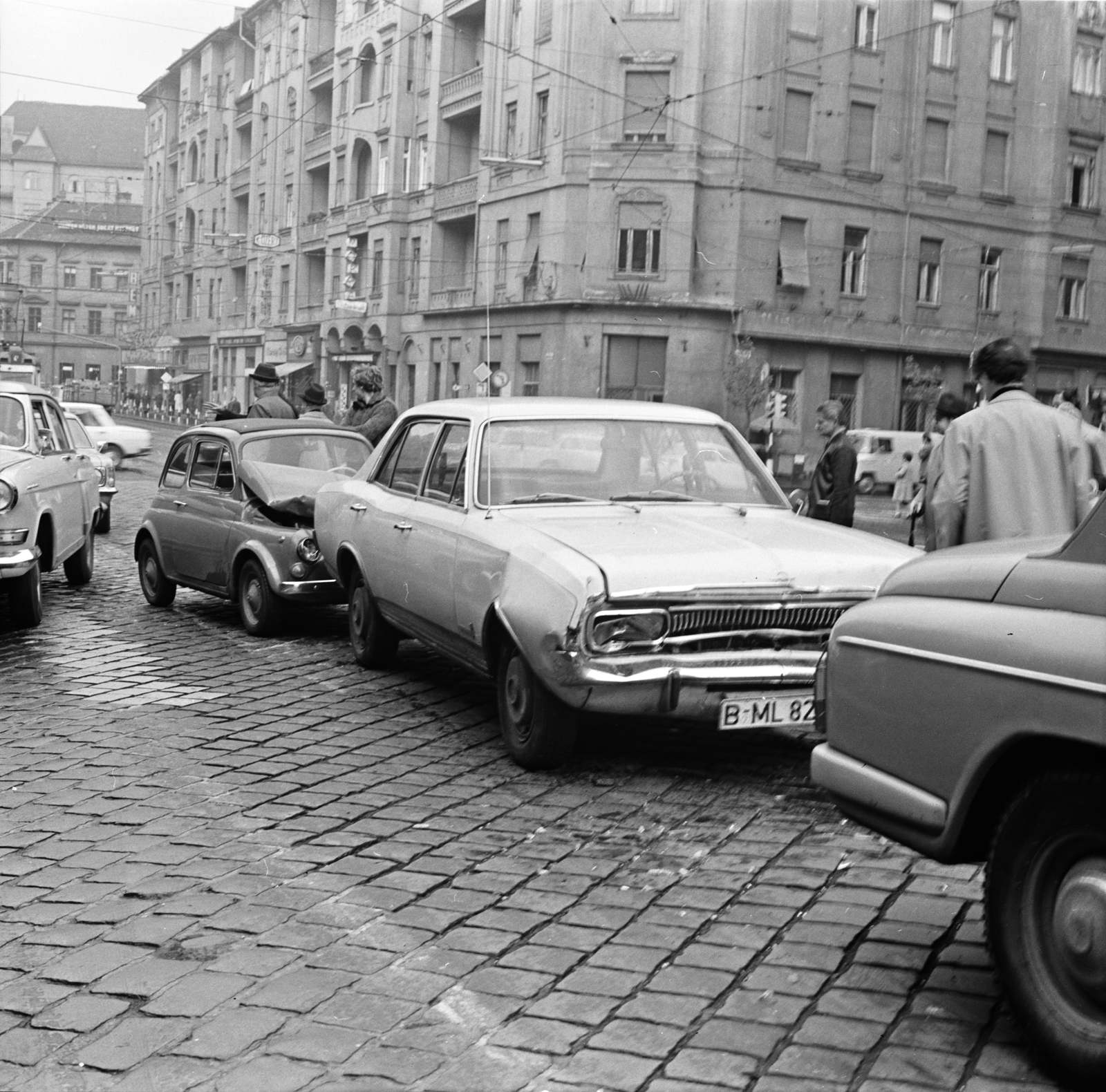 Magyarország, Budapest II., Margit körút (Mártírok útja) a Frankel Leó út kereszteződésnél, háttérben a Török utca torkolata., 1971, FŐMTERV, Domonkos Endre, Budapest, Opel-márka, Fortepan #253061