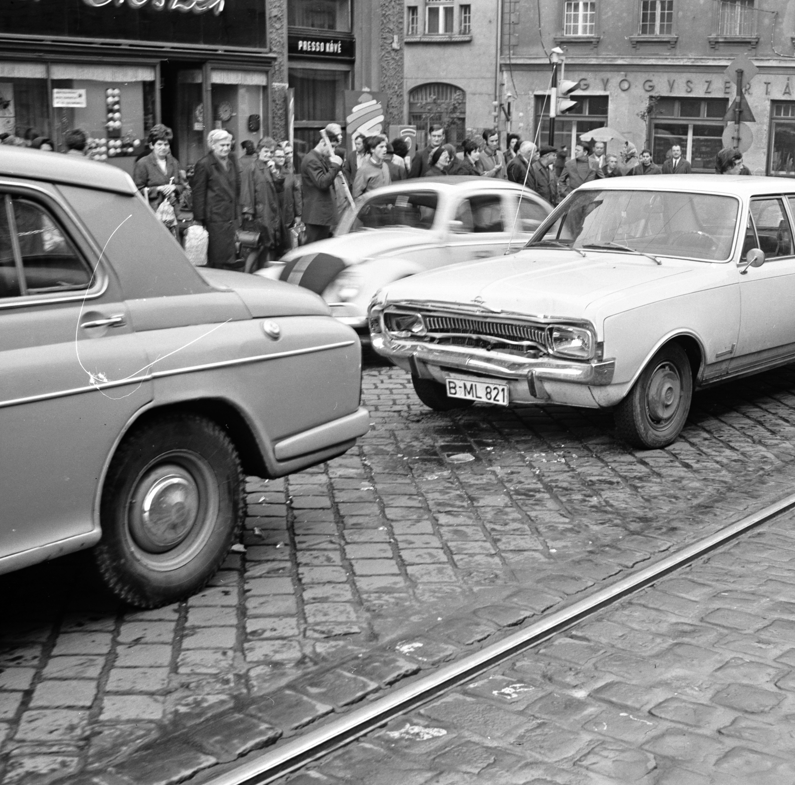 Magyarország, Budapest II., Margit körút (Mártírok útja) a Frankel Leó út kereszteződésnél., 1971, FŐMTERV, Domonkos Endre, Budapest, Opel-márka, rendszám, Fortepan #253063