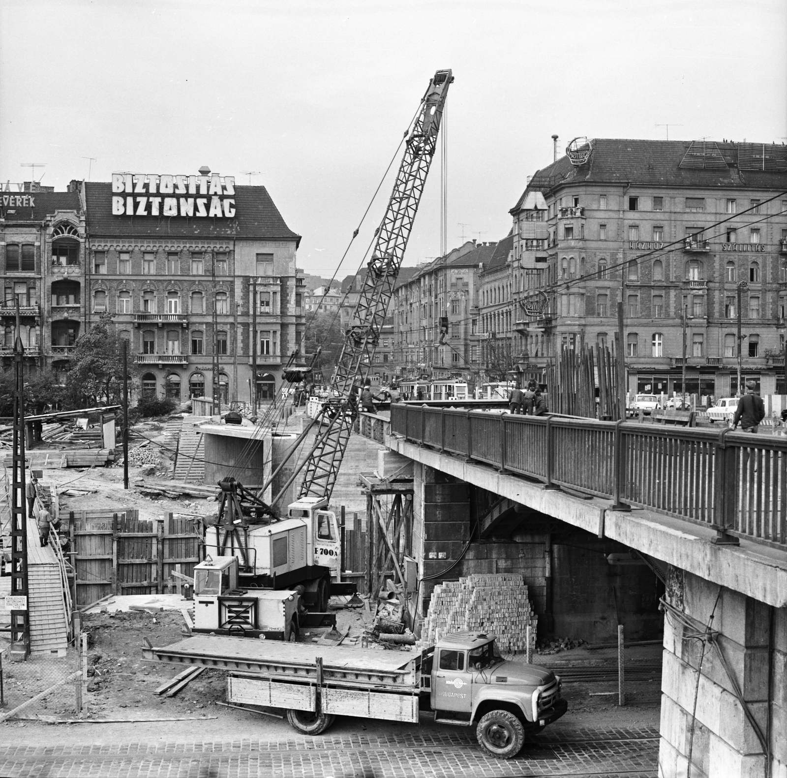 Hungary, Budapest II., a Margit híd budai hídfő megállóhely építése, a szentendrei HÉV Batthyány térre történő bevezetésekor. Balra a mai Gyóni Géza (ekkor névtelen) tér, háttérben a Margit körút (Mártírok útja)., 1971, FŐMTERV, Budapest, Fortepan #253065