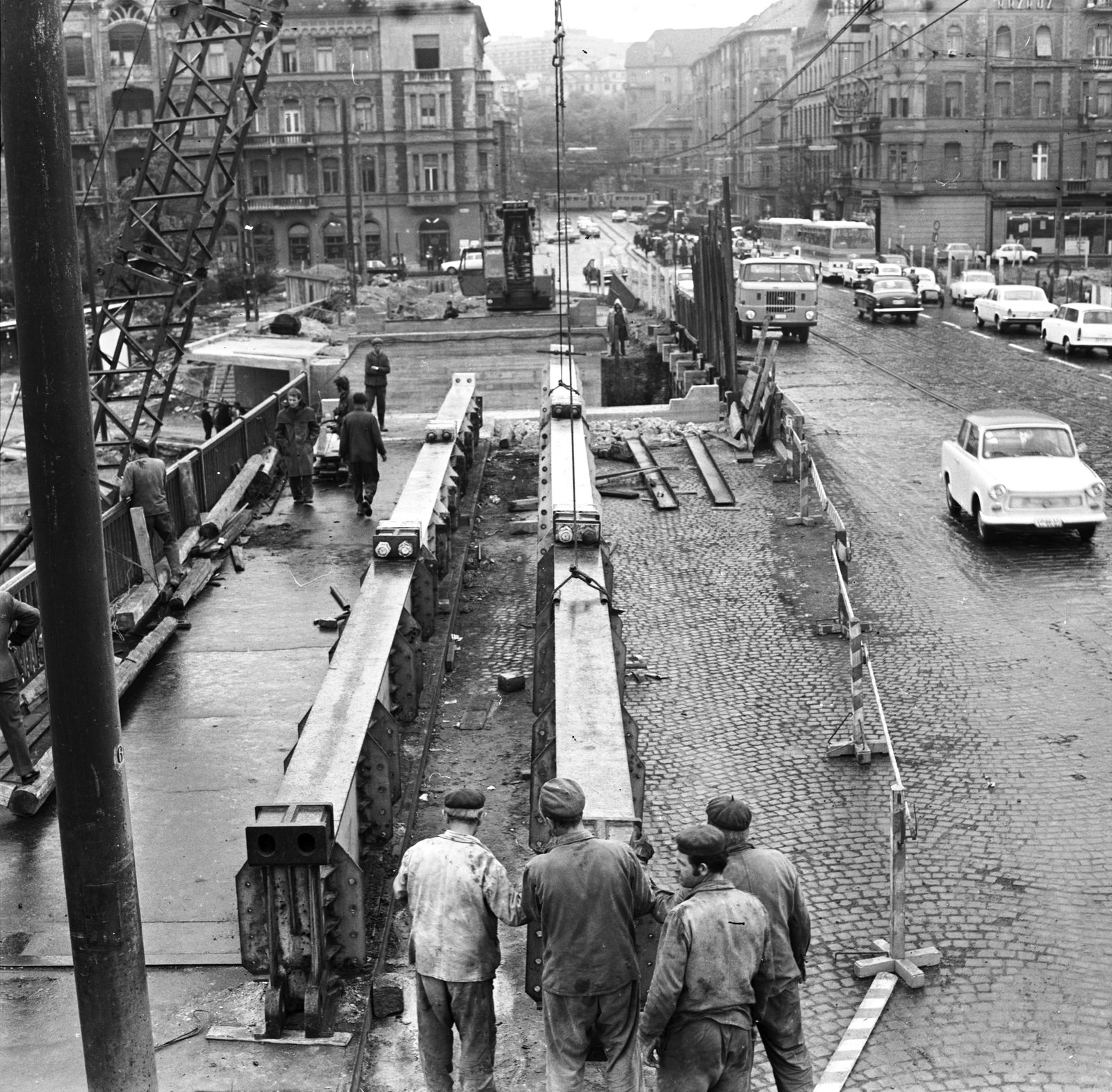 Hungary, Budapest II., a Margit híd, budai hídfő megállóhely építése, a szentendrei HÉV Batthyány térre történő bevezetésekor. Szemben a Margit körút (Mártírok útja)., 1971, FŐMTERV, Budapest, Fortepan #253066