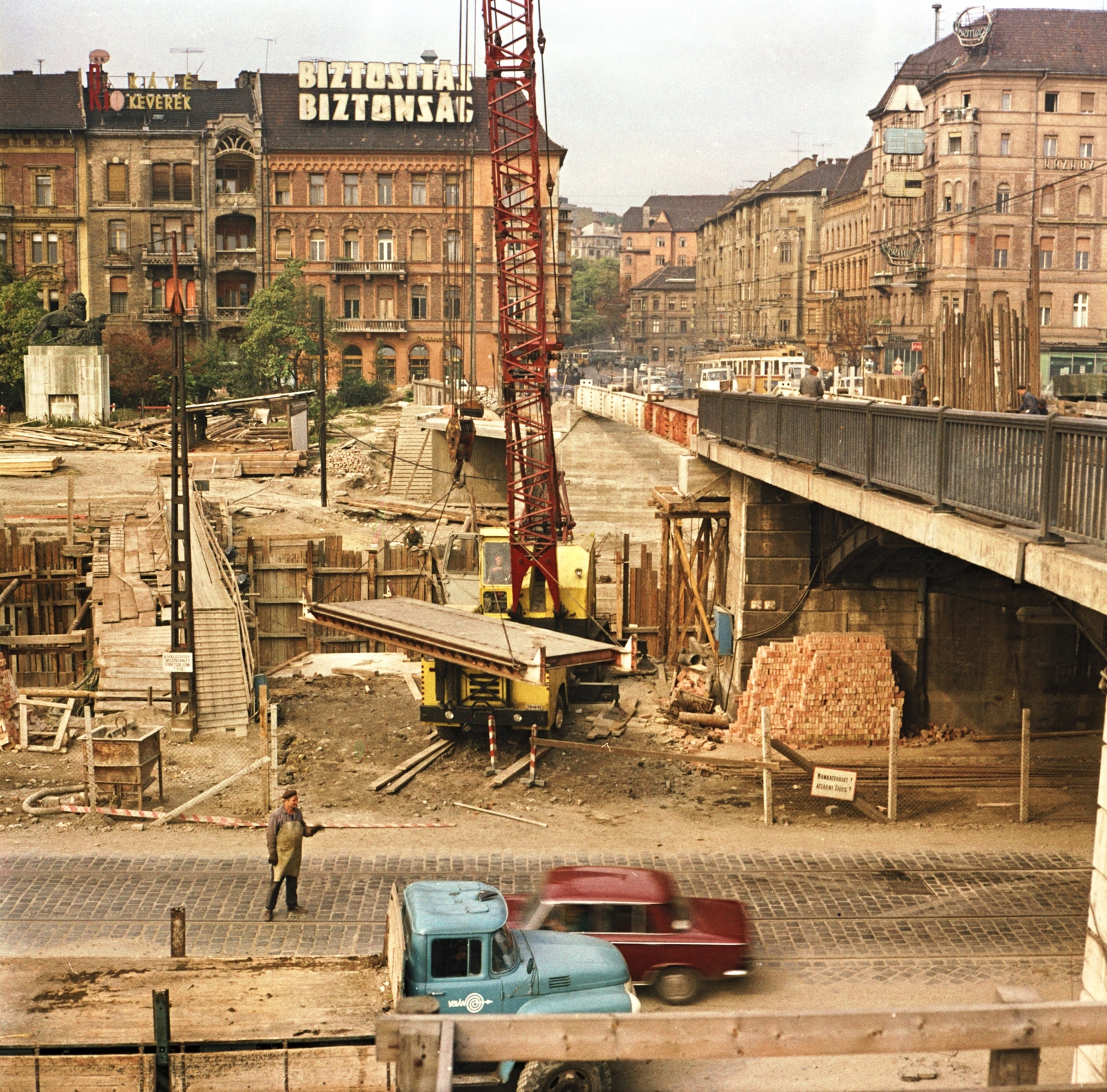 Hungary, Budapest II., a Margit híd, budai hídfő megállóhely építése, a szentendrei HÉV Batthyány térre történő bevezetésekor. Balra a mai Gyóni Géza (ekkor névtelen) tér, jobbra a Margit körút (Mártírok útja)., 1971, FŐMTERV, Budapest, Fortepan #253068