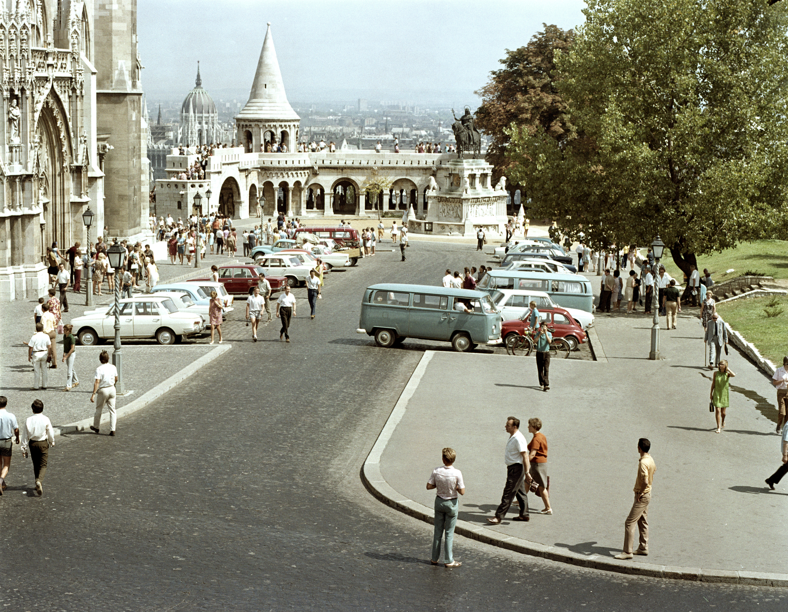 Hungary, Budapest I., Szentháromság tér, balra a Mátyás-templom, szemben a Halászbástya., 1971, FŐMTERV, Budapest, Fortepan #253070