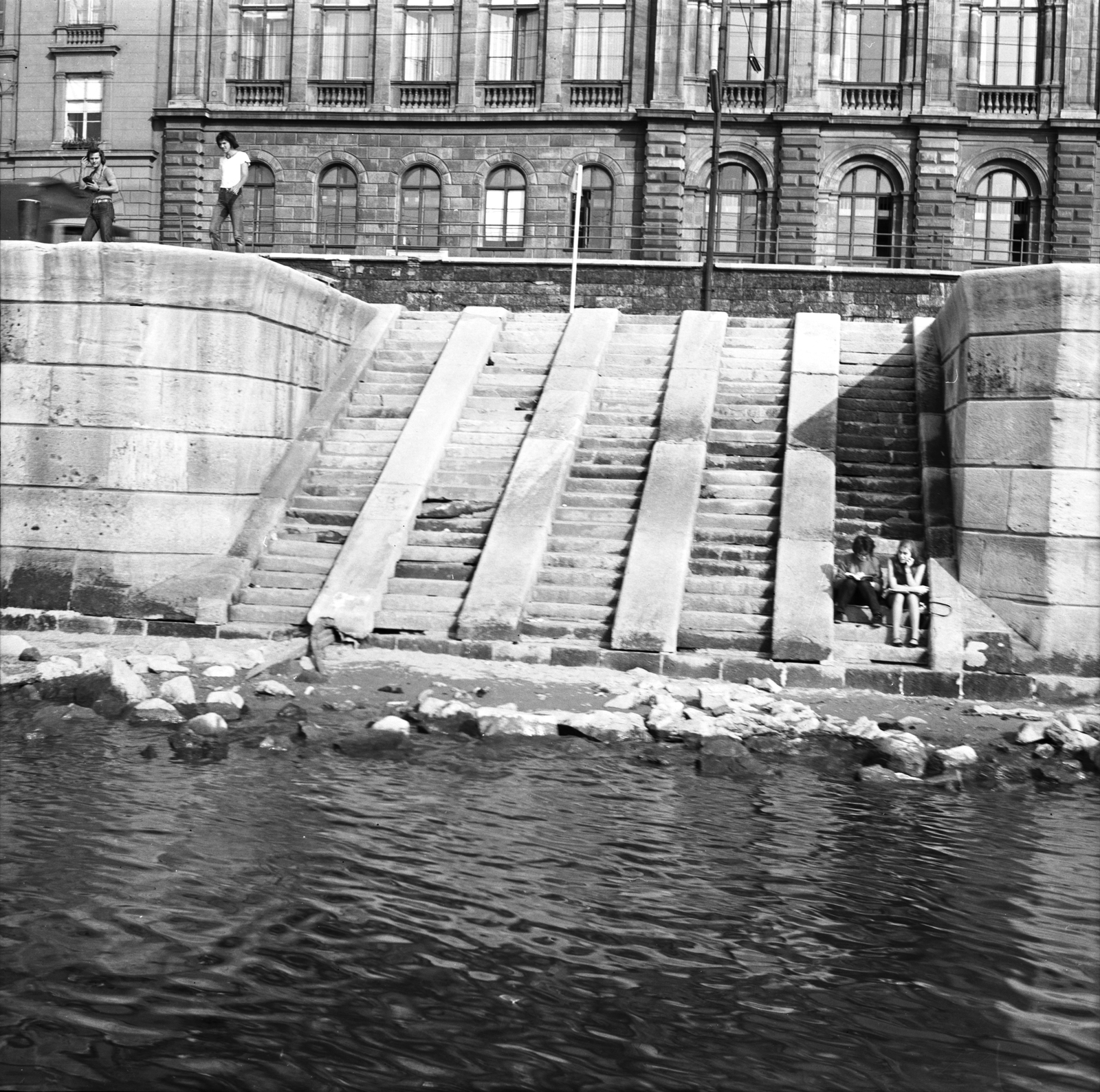 Hungary, Budapest V., pesti alsó rakpart a Dunáról nézve, fent a Magyar Tudományos Akadémia épülete., 1971, FŐMTERV, Budapest, Fortepan #253076