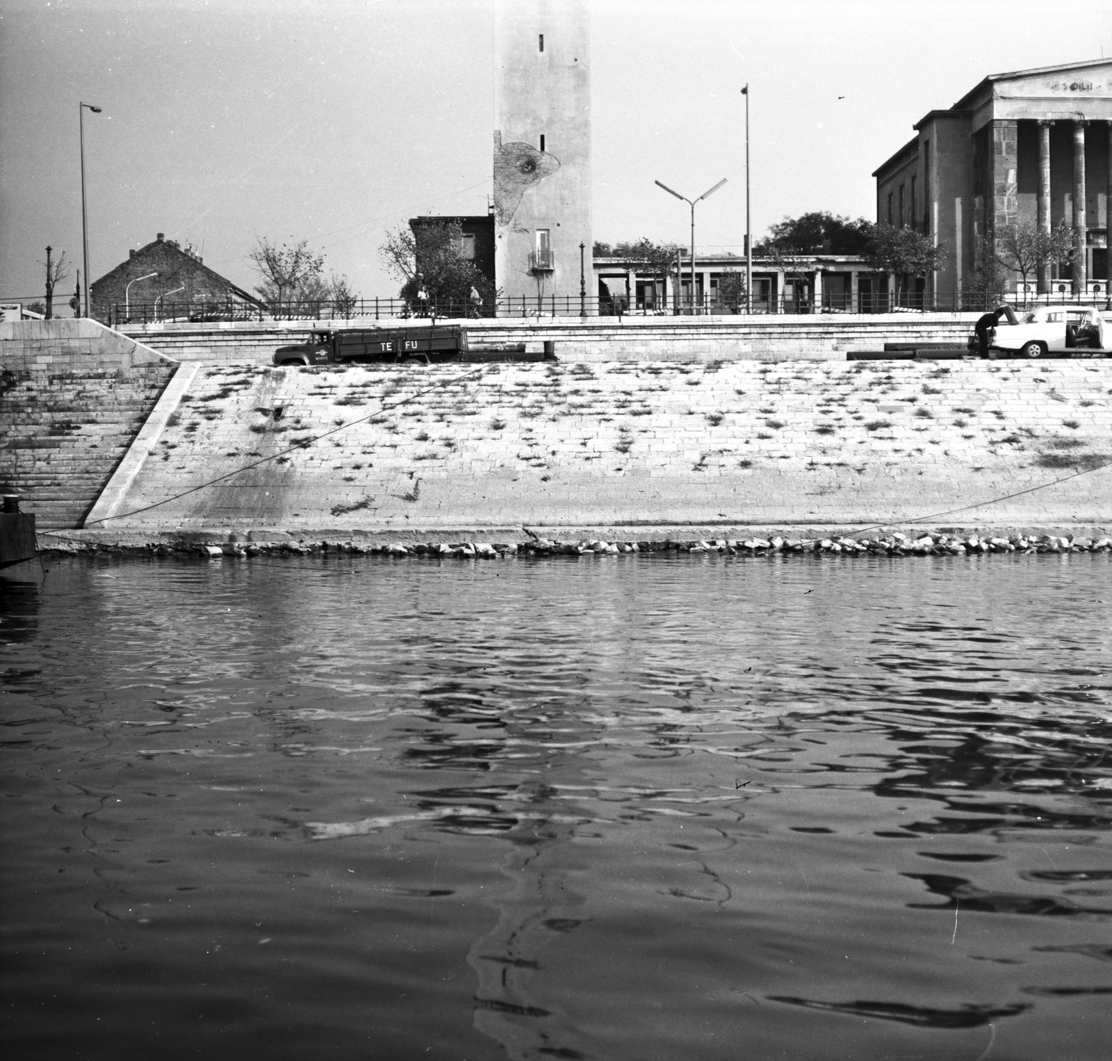 Hungary, Budapest XIII., Újpesti rakpart a Dunáról nézve, háttérben a Pozsonyi úti református templom., 1971, FŐMTERV, Budapest, Fortepan #253078