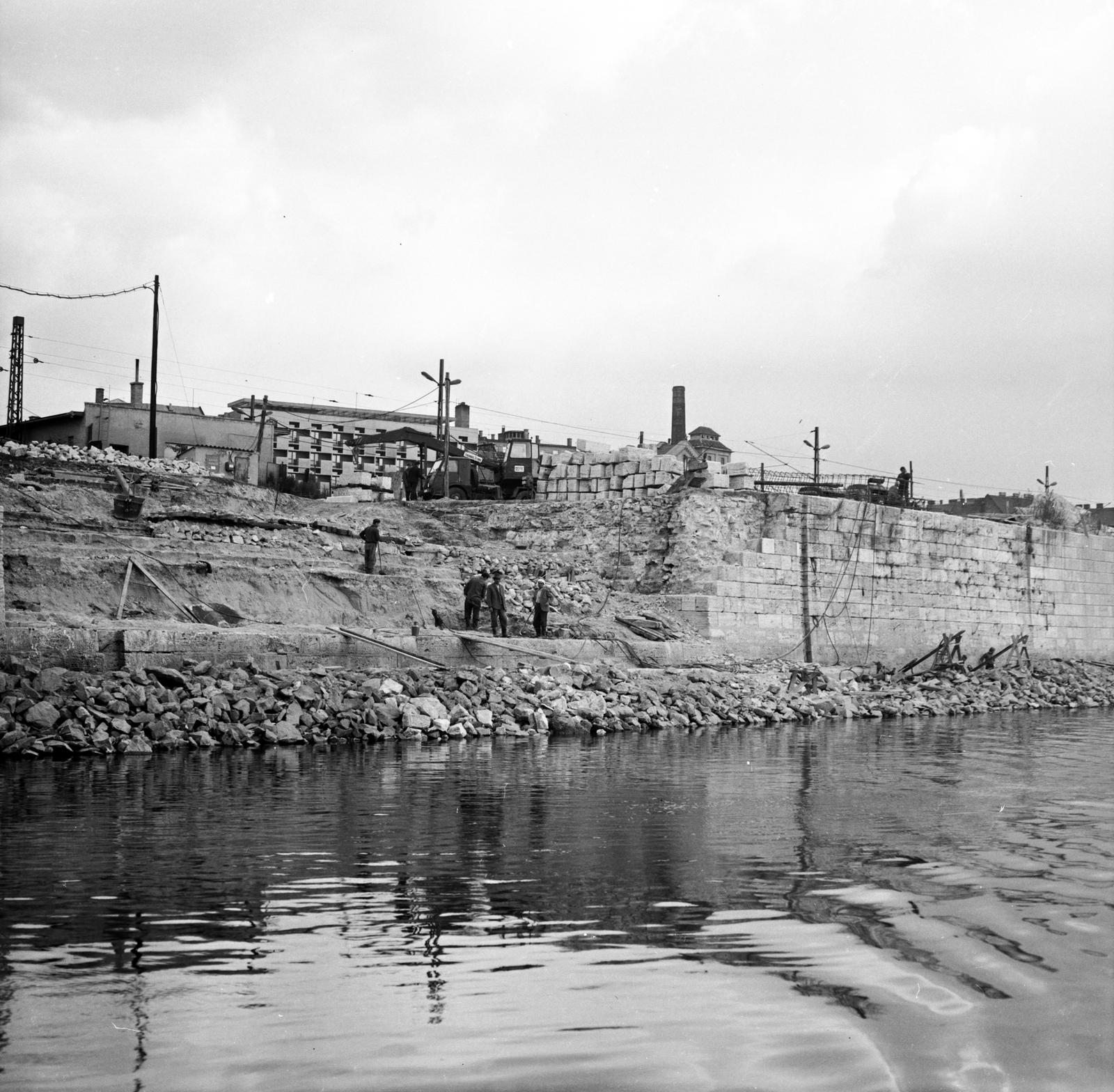 Hungary, Budapest IX., Duna-part a Petőfi híd pesti hídfőjénél, partfal építése. Háttérben a Boráros téri munkásszálló (később szálloda), jobbra a Gizella malom kéménye látszik., 1971, FŐMTERV, Budapest, Fortepan #253081