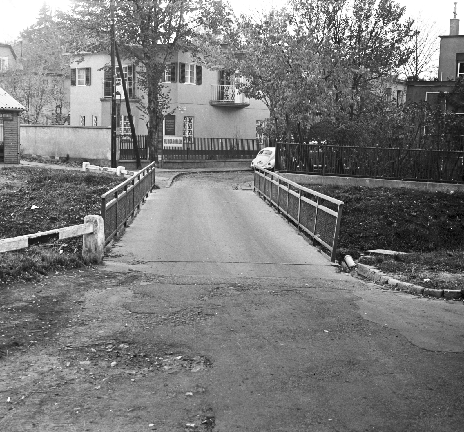 Hungary, Budapest II., gyalogos híd az Ördögárok felett a Pasaréti út felől nézve, szemben a Napraforgó utca., 1971, FŐMTERV, Budapest, Fortepan #253088