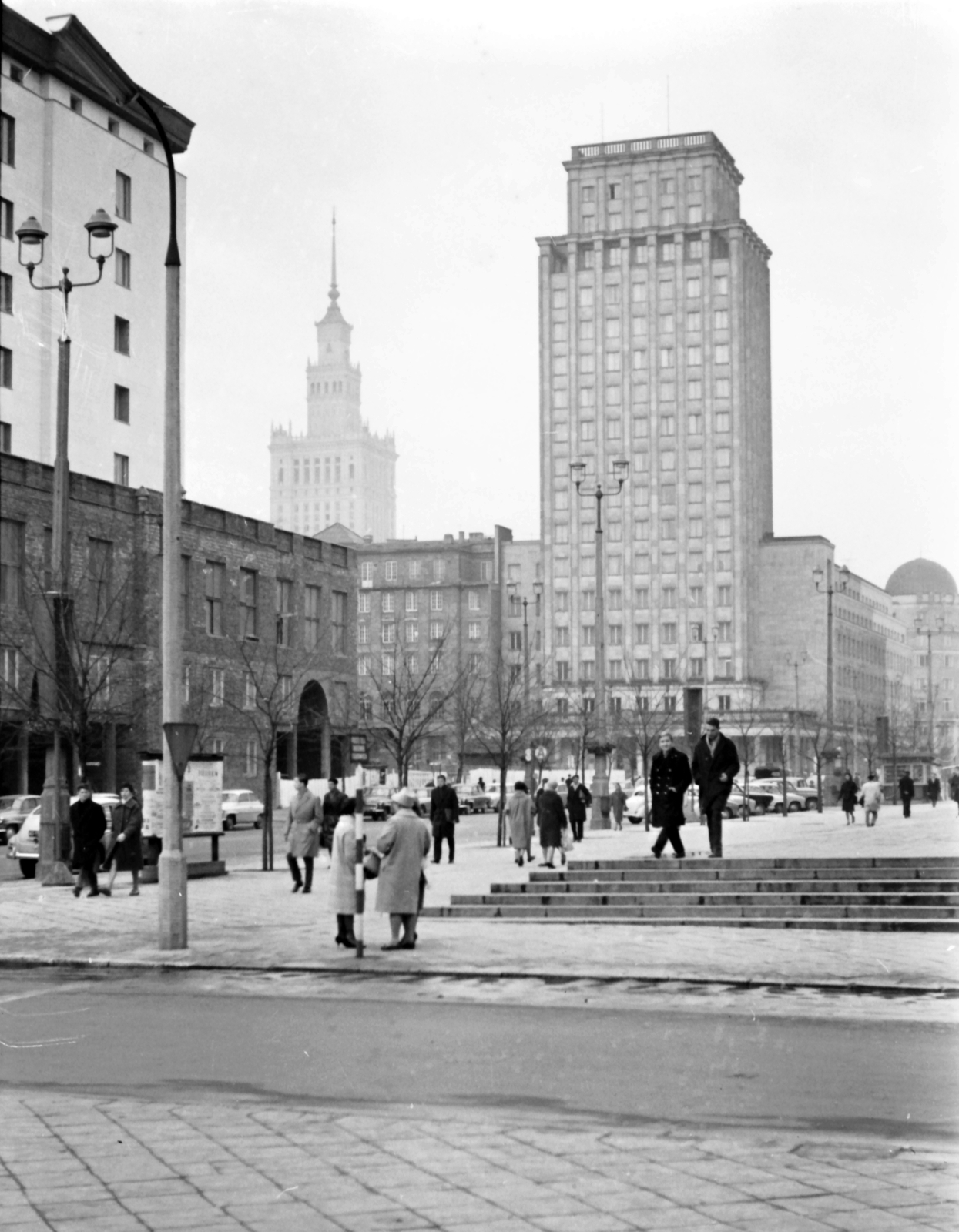 Poland, Warsaw, a Varsói Felkelés tere (Plac Powstancow Warszawy), a Prudential biztosító (a II. világháború után Varsó hotel) 1931-34. között épült székháza. Háttérben a Kultúra és Tudomány Palotája., 1963, Szánthó Zoltán, street view, genre painting, lamp post, high-rise building, modern architecture, Marcin Weinfeld-design, Stefan Bryła-design, Fortepan #25309