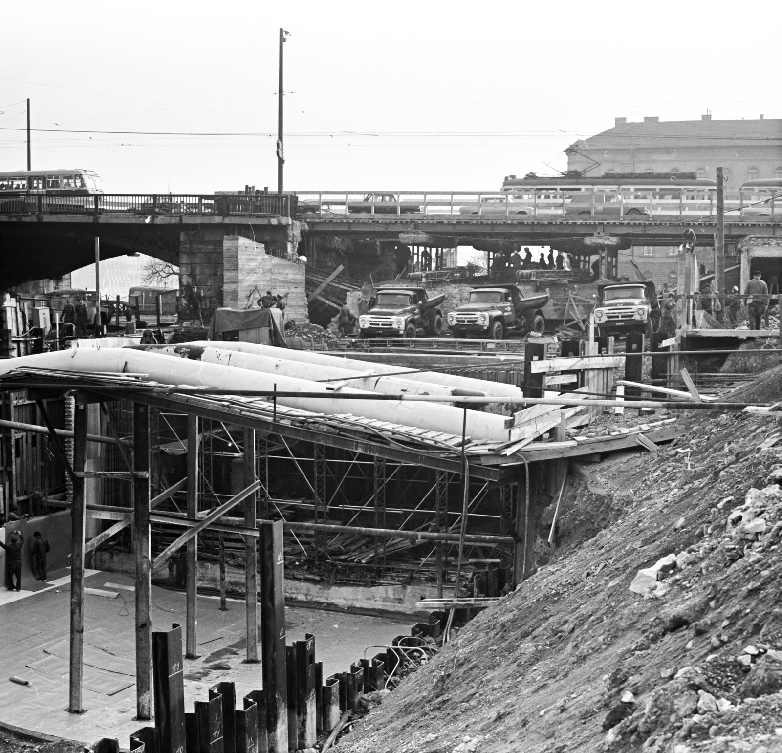 Hungary, Budapest II., a Margit híd, budai hídfő megállóhely építése, a szentendrei HÉV Batthyány térre történő bevezetésekor., 1971, FŐMTERV, Budapest, Fortepan #253095