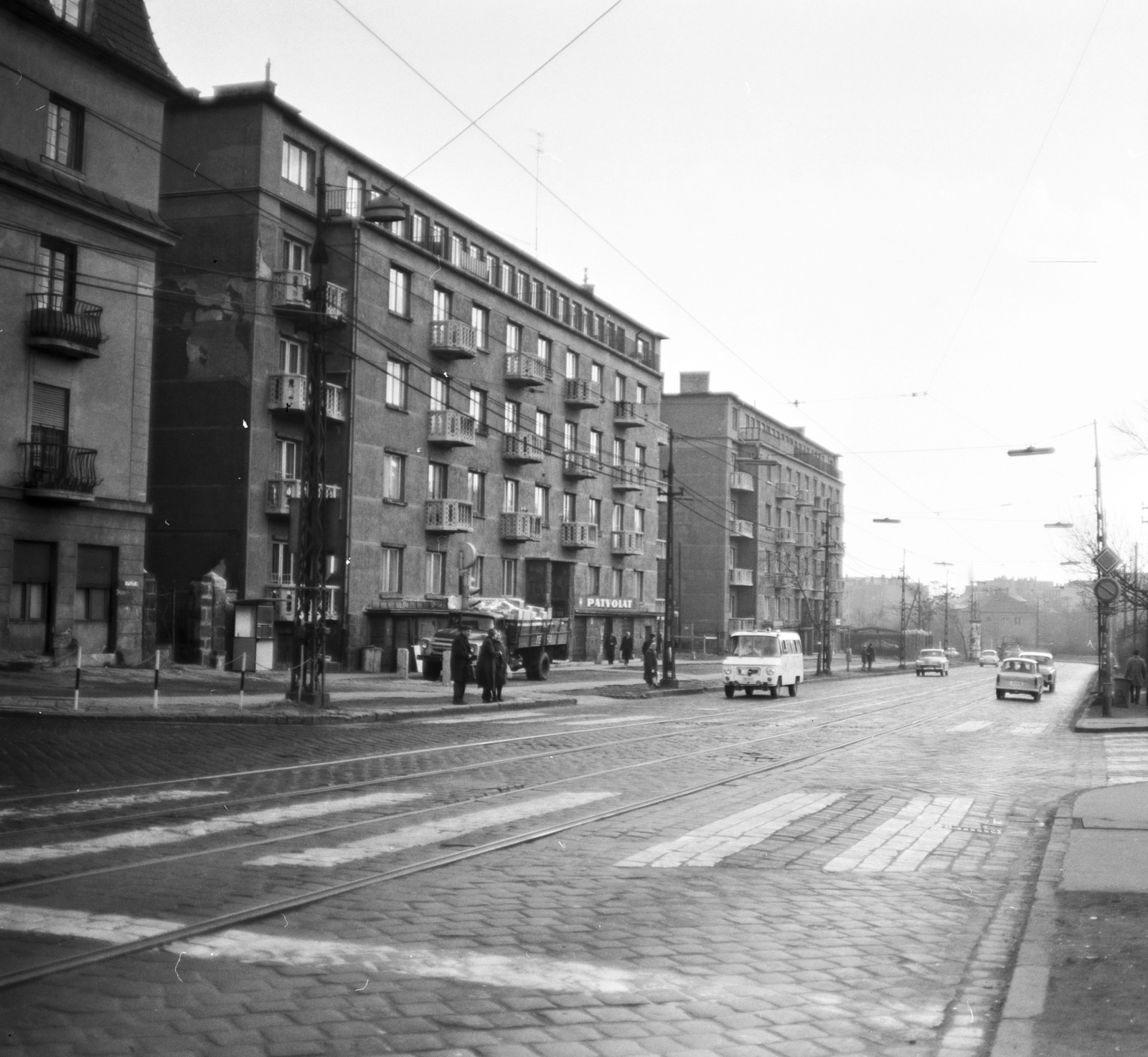 Hungary, Budapest XI.,Budapest XII., Alkotás utca a Hegyalja út - Budaörsi út találkozásánál / BAH csomópont. Szemben a Budaőrsi út 4-18/a és a 4-18/b számú háztömbök., 1971, FŐMTERV, Budapest, crosswalk, Fortepan #253100