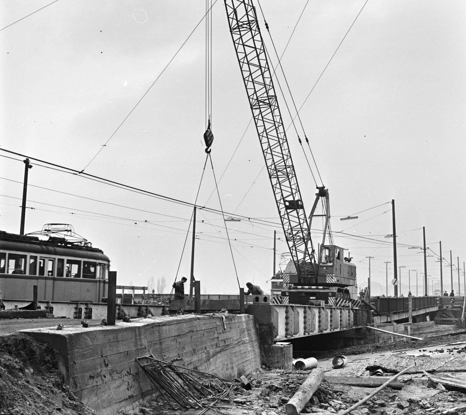 Hungary, Budapest II., a Margit híd, budai hídfő megállóhely építése, a szentendrei HÉV Batthyány térre történő bevezetésekor., 1971, FŐMTERV, Budapest, Fortepan #253103