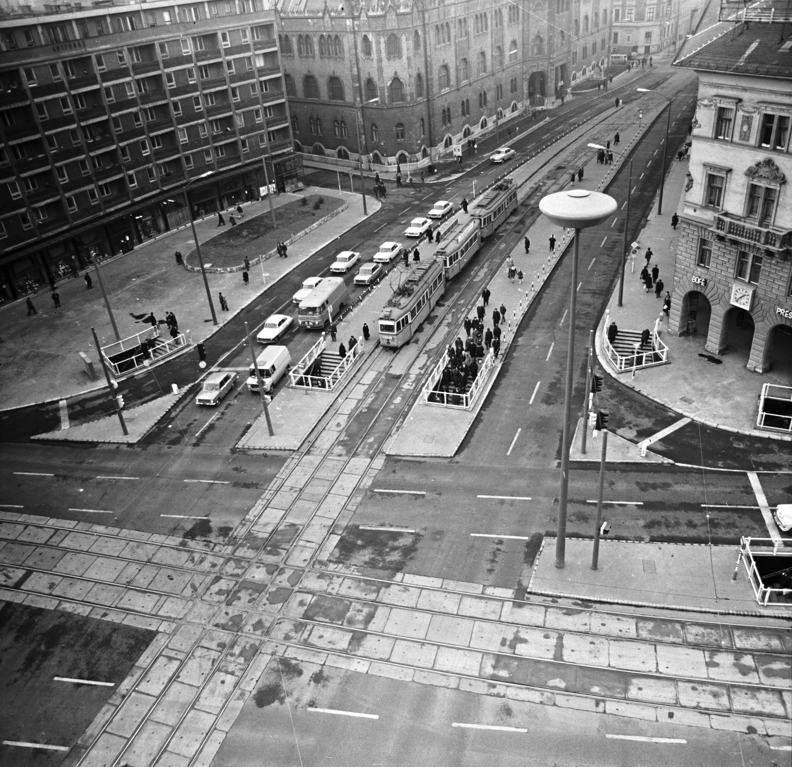 Magyarország, Budapest VIII.,Budapest IX., Üllői út – Nagykörút kereszteződés, kilátás a Lottóház és az Iparművészeti Műzeum felé., 1971, FŐMTERV, Domonkos Endre, Budapest, villamos, Fortepan #253115