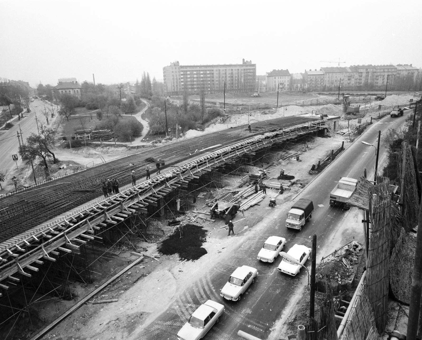 Hungary, Budapest XI.,Budapest XII., rálátás a Hegyalja útra, balra az Alkotás utca, jobbra a Magyar Testnevelési Főiskola (később Testnevelési Egyetem) sportpályája. Távolabb a Csörsz utca házsora. BAH csomópont a felüljáró építésekor., 1976, FŐMTERV, Budapest, overpass, bird's eye view, Fortepan #253117