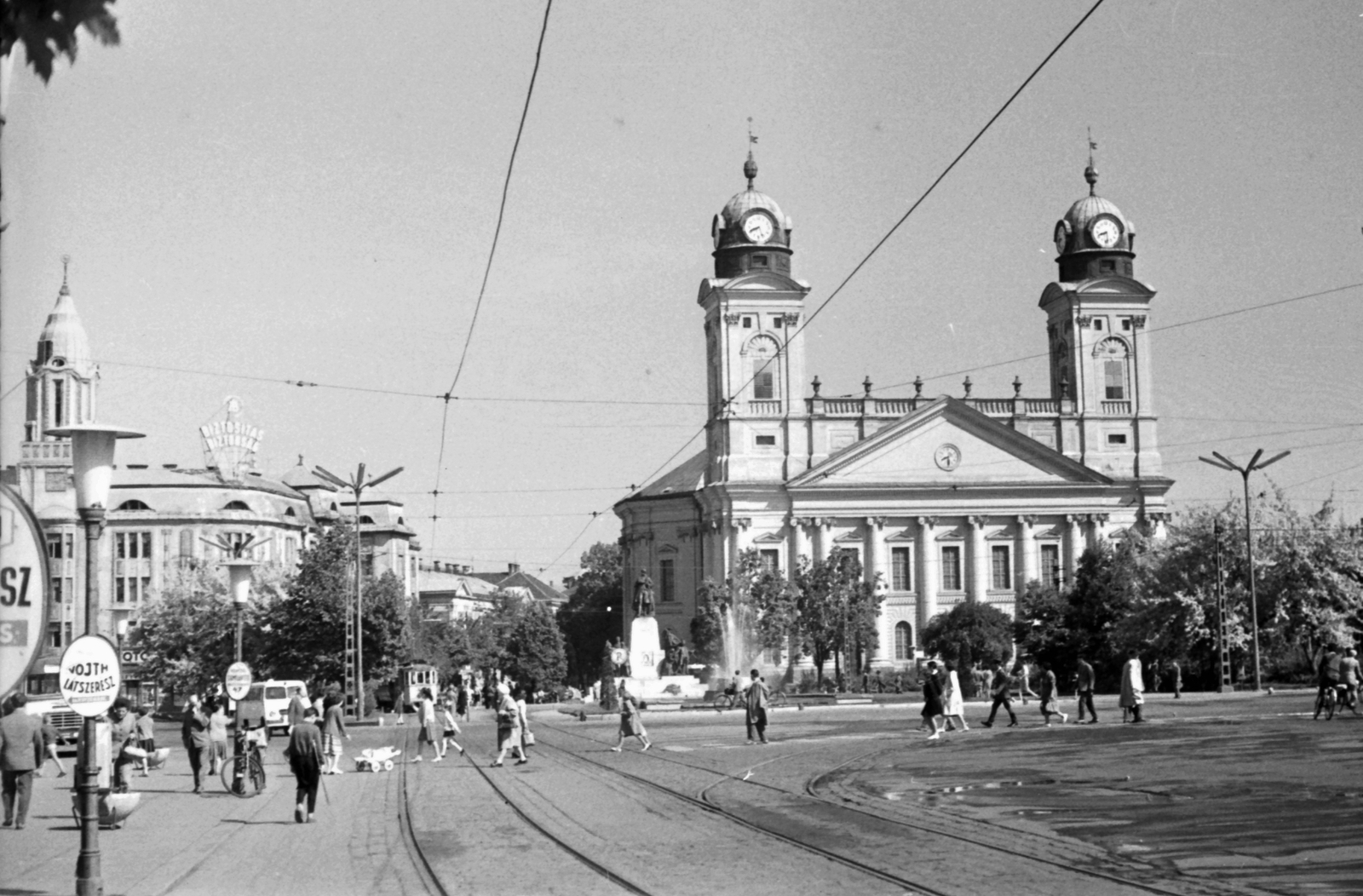 Hungary, Debrecen, Nagytemplom., 1966, Szánthó Zoltán, street view, genre painting, lamp post, Classicism, pediment, Károly Rabl-design, Mihály Péchy-design, Fortepan #25312