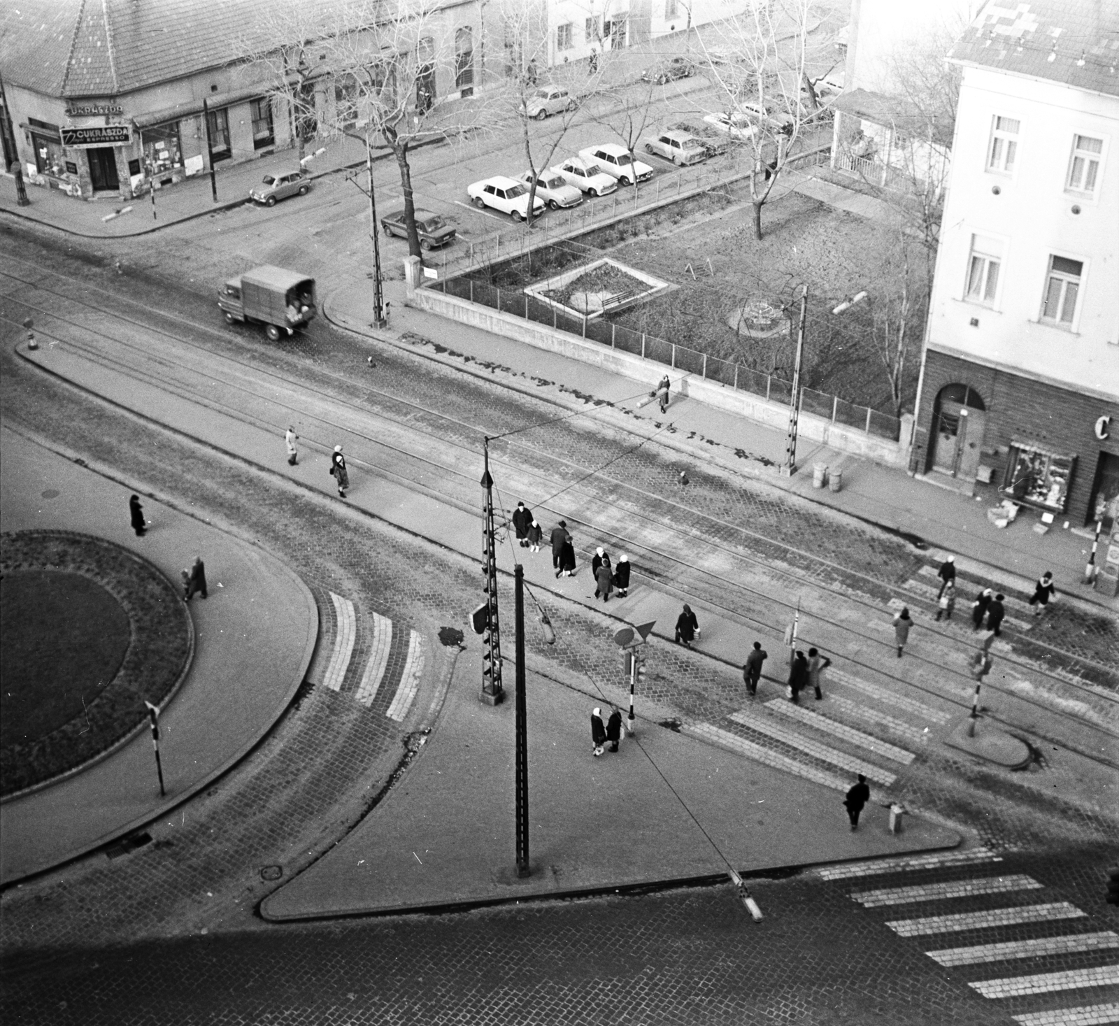 Hungary, Budapest I., kilátás a Gellérthegy utca 2. számú házból a Krisztina térre és a Krisztina körúti villamosmegállóra. Távolabb a Roham utca sarkán a Déryné eszpresszó látható., 1972, FŐMTERV, Budapest, Fortepan #253124