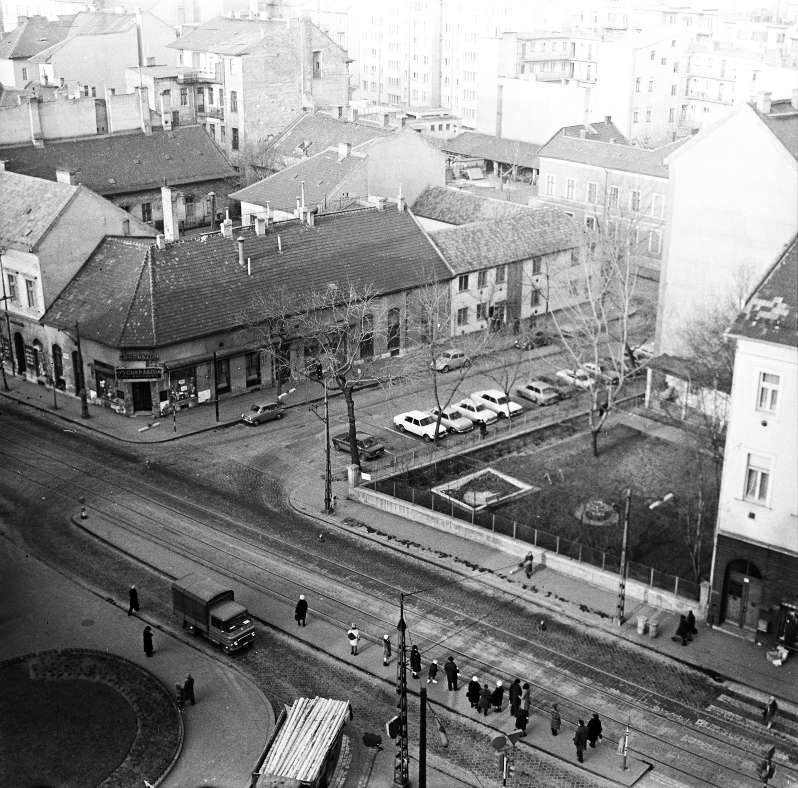 Magyarország, Budapest I., kilátás a Gellérthegy utca 2. számú házból a Krisztina térre és a Krisztina körúti villamosmegállóra. Távolabb a Roham utca sarkán a Déryné eszpresszó látható., 1972, FŐMTERV, Domonkos Endre, Budapest, Fortepan #253125