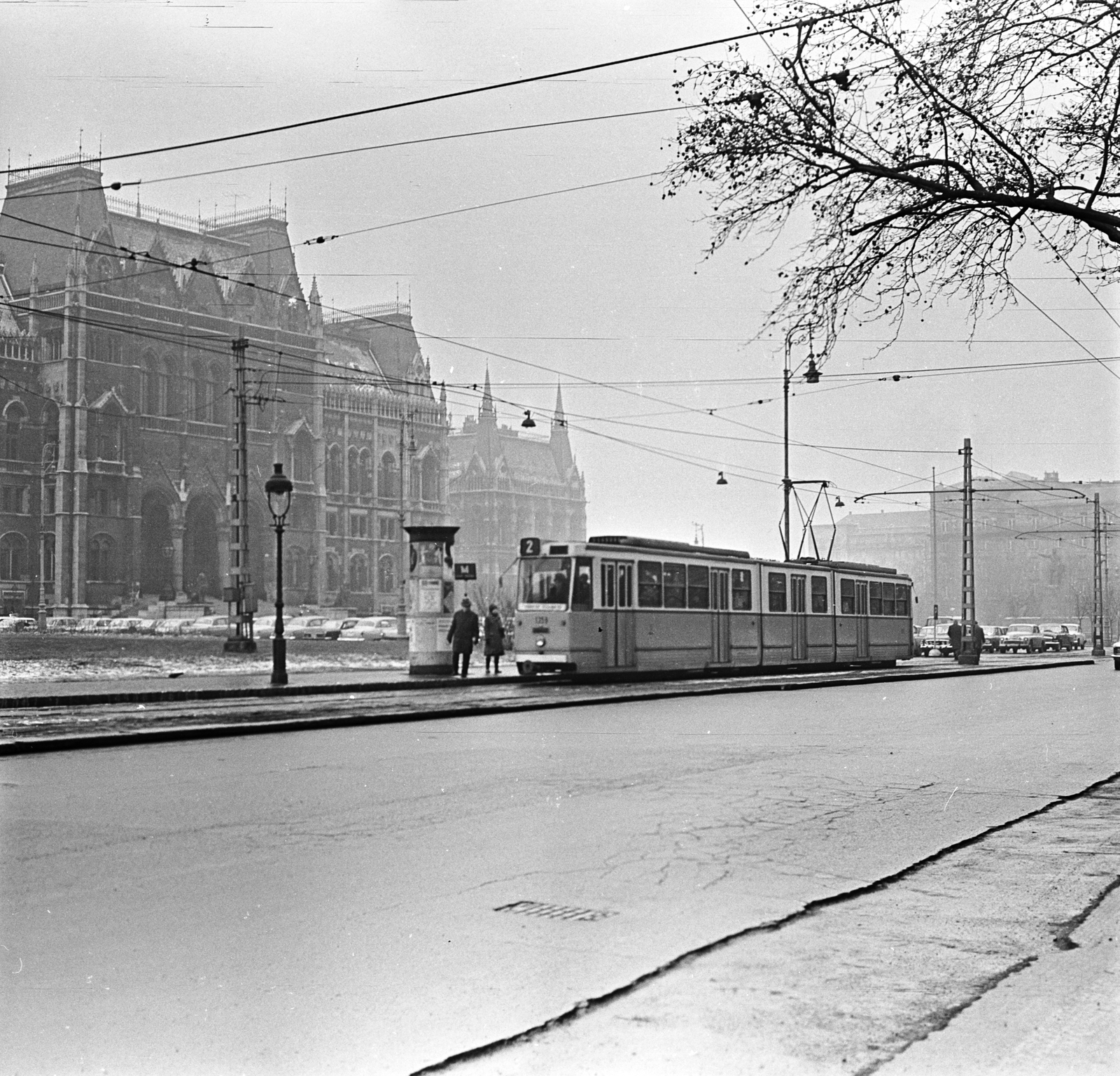 Hungary, Budapest V., Kossuth Lajos tér, villamosmegálló a Földművelésügyi Minisztérium előtt, háttérben az Országház., 1972, FŐMTERV, Budapest, public transport line number, Fortepan #253132