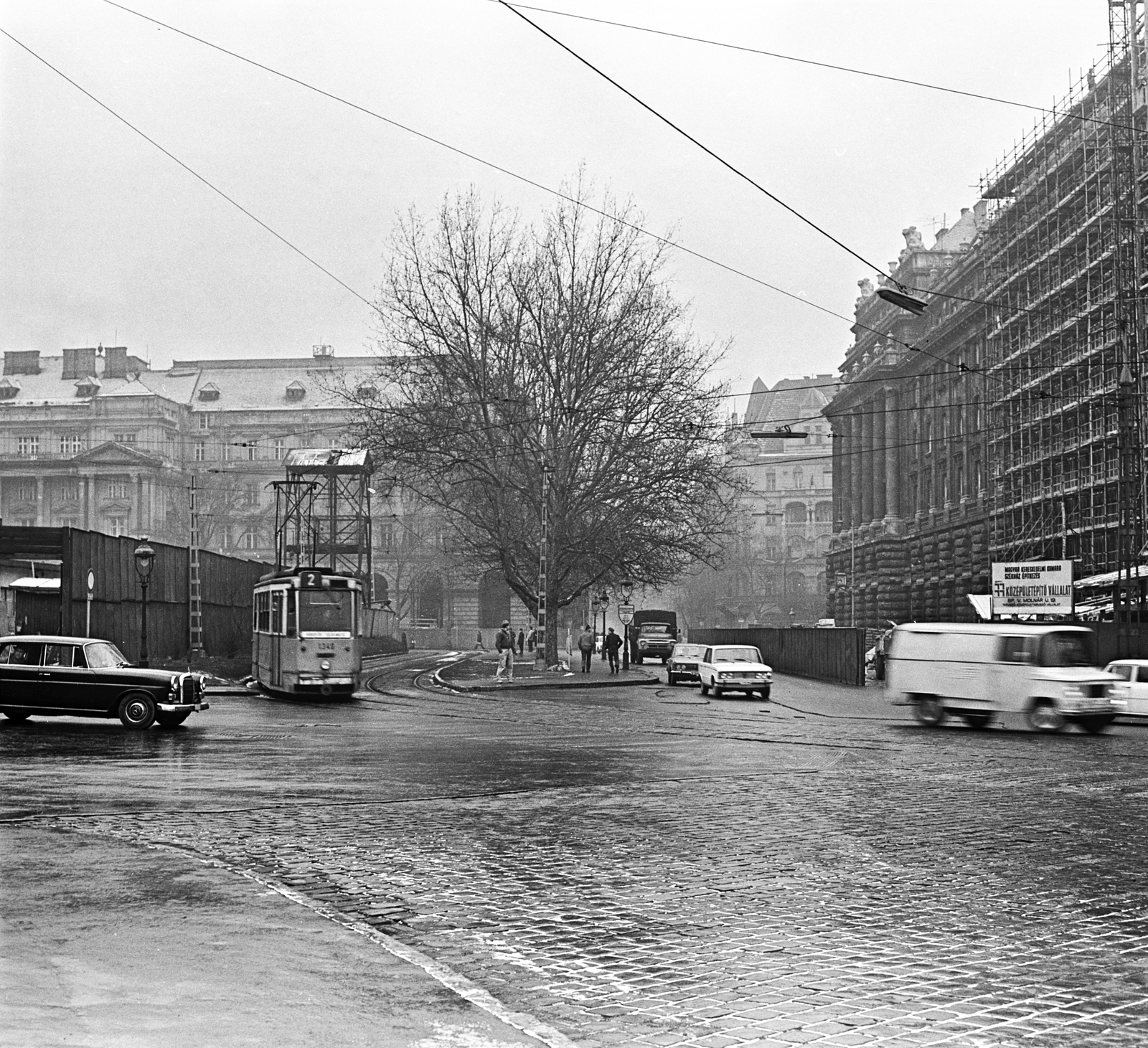 Hungary, Budapest V., Kossuth Lajos tér, balra a metróépítés területe,háttérben a Földművelésügyi Minisztérium épülete. Jobbra a MTESZ-ház építkezése,, 1972, FŐMTERV, Budapest, Fortepan #253134