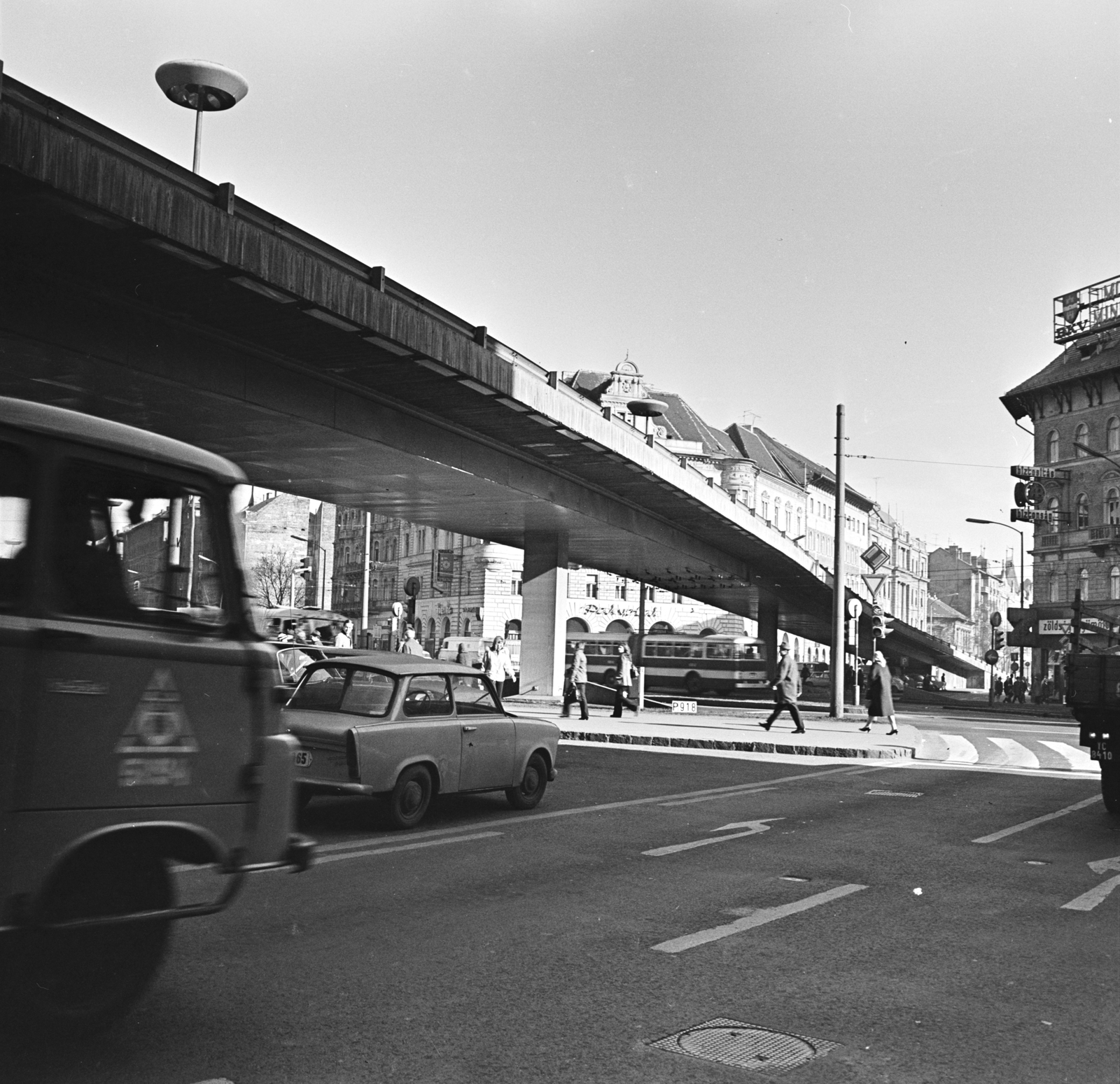 Hungary, Budapest VIII.,Budapest VII., Baross tér a Rákóczi útnál, a Rottenbiller utcából a Fiumei (Mező Imre) út felé vezető felüljáró., 1972, FŐMTERV, Budapest, Fortepan #253143