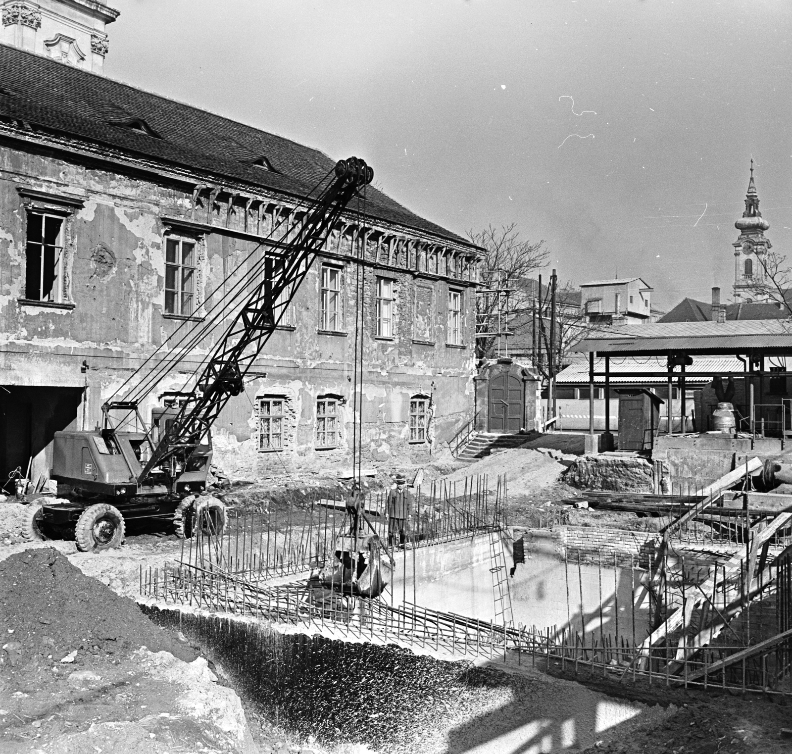 Hungary, Budapest I., Batthyány tér 7., a Szent Anna-templom plébániájának udvara, a Fővárosi Csatornázási Művek átemelő szivattyútelepének építkezése., 1972, FŐMTERV, Budapest, Fortepan #253144