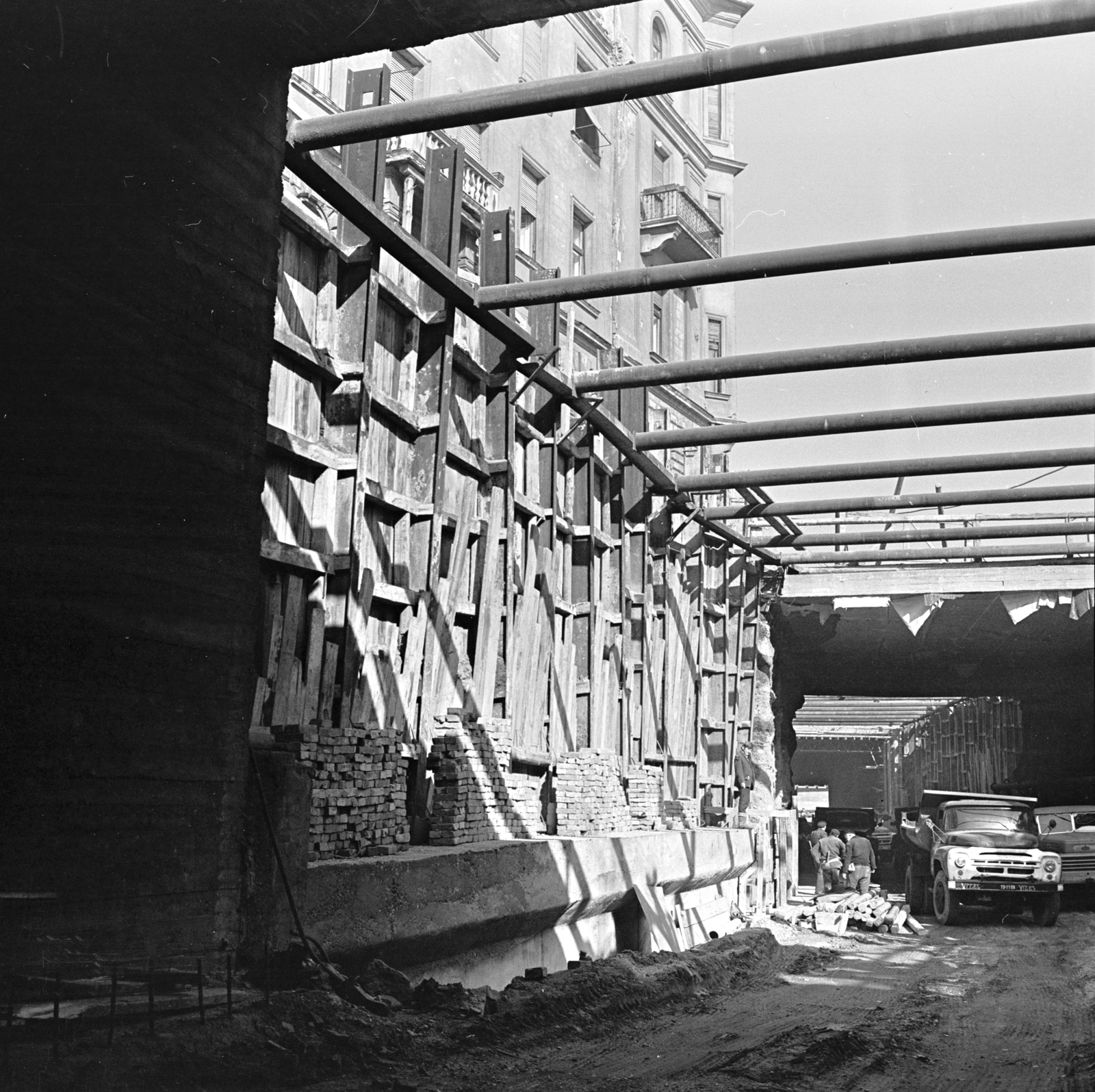 Magyarország, Budapest II., Bem rakpart, alagút építése az 54-55. számú ház előtt, a szentendrei HÉV Batthyány térre történő bevezetésekor., 1972, FŐMTERV, Domonkos Endre, Budapest, Fortepan #253145