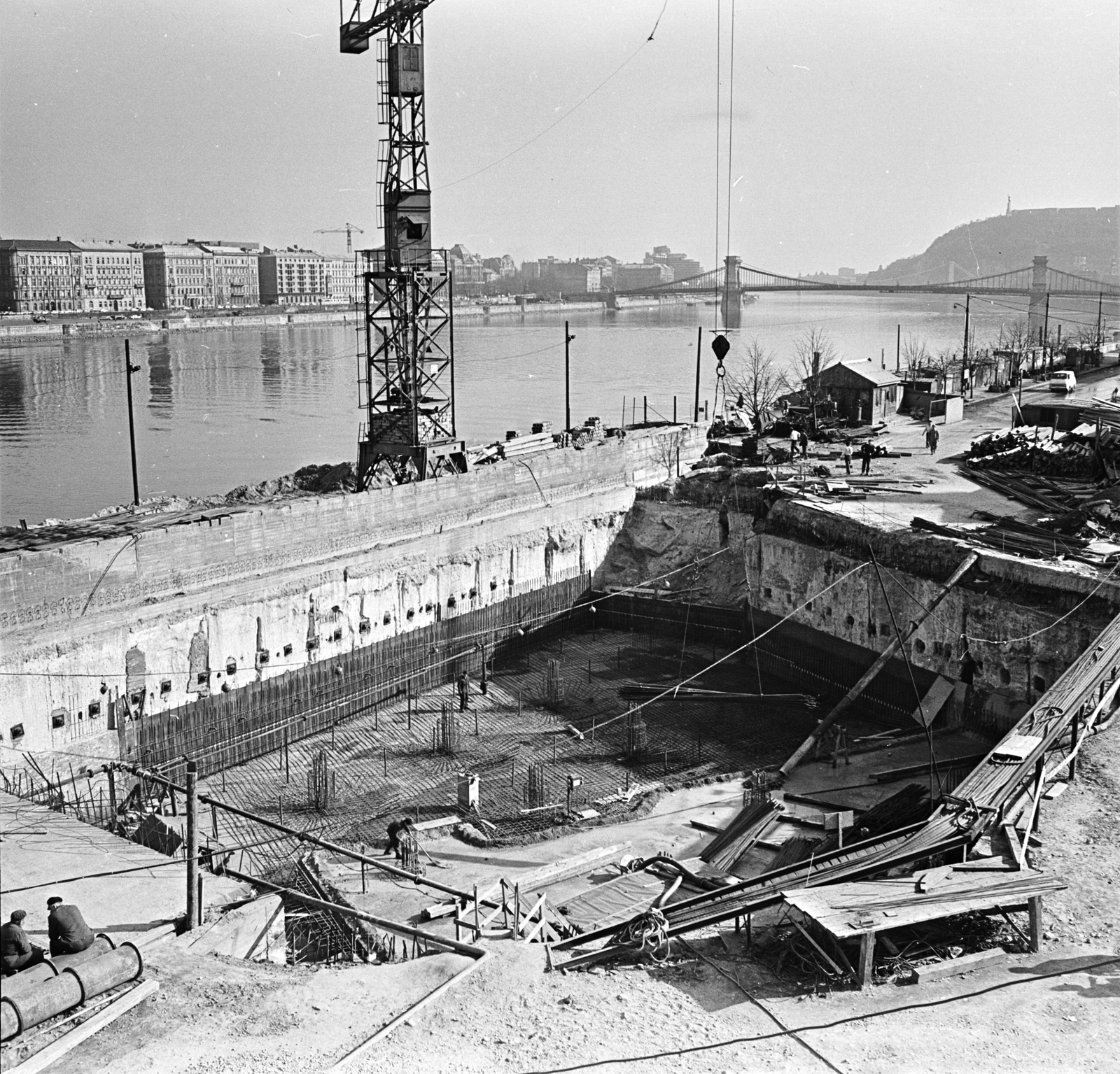 Magyarország, Budapest I., Batthyány tér, az aluljáró és a HÉV végállomás építési területe, háttérben a Széchenyi Lánchíd., 1972, FŐMTERV, Domonkos Endre, Budapest, Fortepan #253146