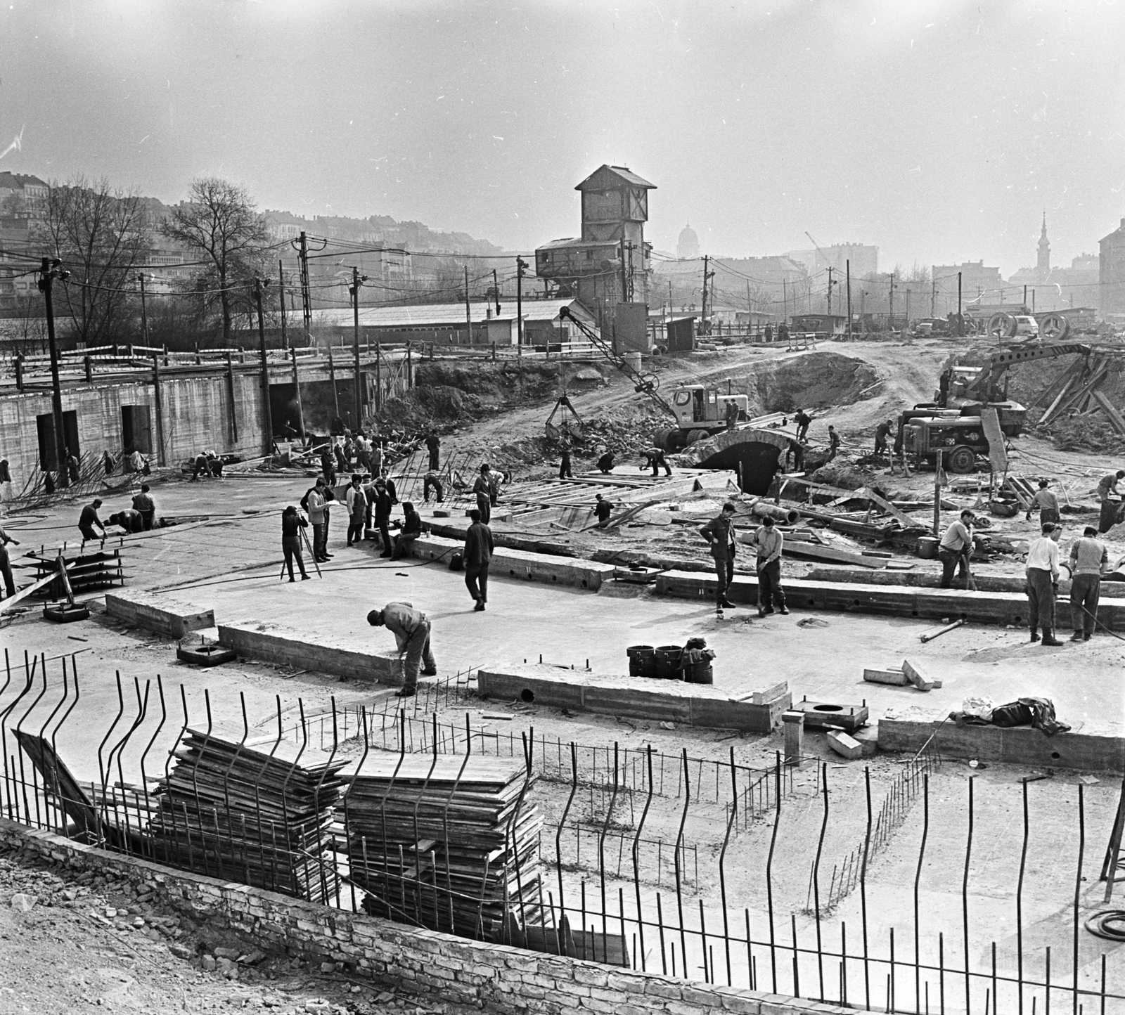 Magyarország, Budapest I., a Déli pályaudvar előtt aluljáró rendszer építése a Krisztina körútnál, szemben a metróépítés tornya a Vérmezőn áll., 1972, FŐMTERV, Domonkos Endre, Budapest, Fortepan #253147