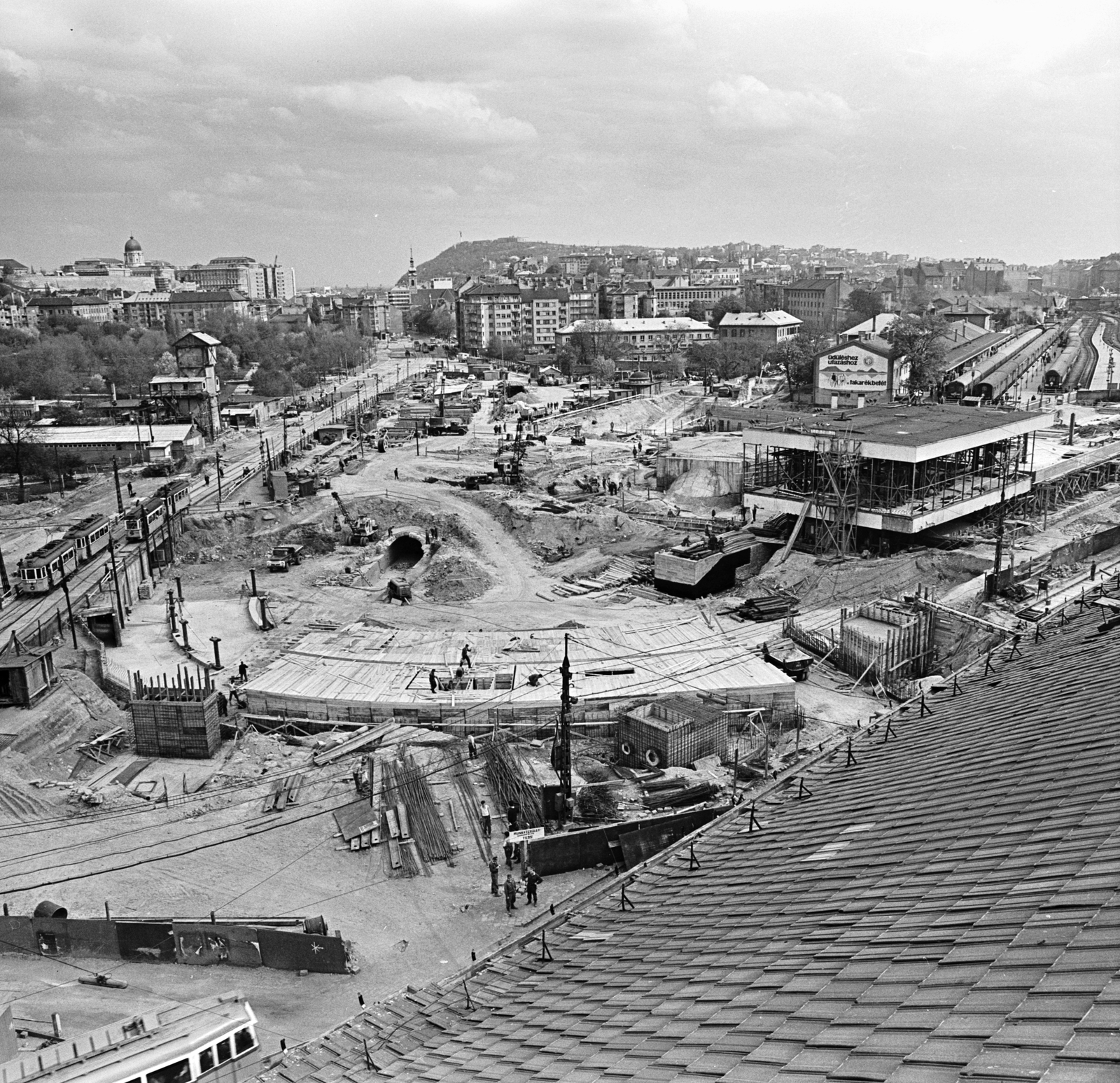 Magyarország, Budapest I., rálátás Krisztina körút - Alkotás utca kereszteződésére és az átépítés alatt álló Déli pályaudvarra az Alkotás utca 1-es számú házról. Balra a metróépítés területe., 1972, FŐMTERV, Domonkos Endre, Budapest, Fortepan #253151