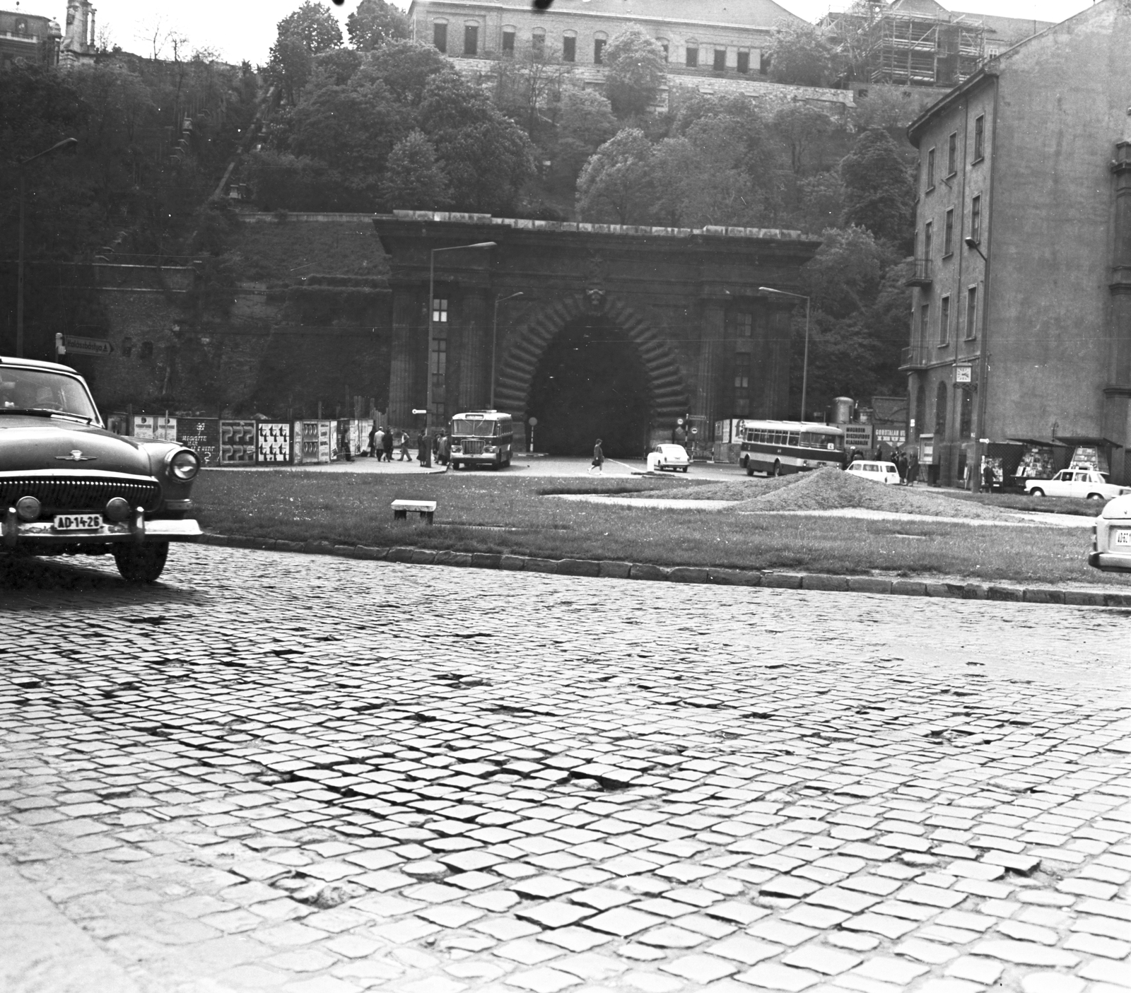 Hungary, Budapest I., Clark Ádám tér, szemben az Alagút, fent a romos Sándor-palota., 1972, FŐMTERV, Budapest, Fortepan #253154